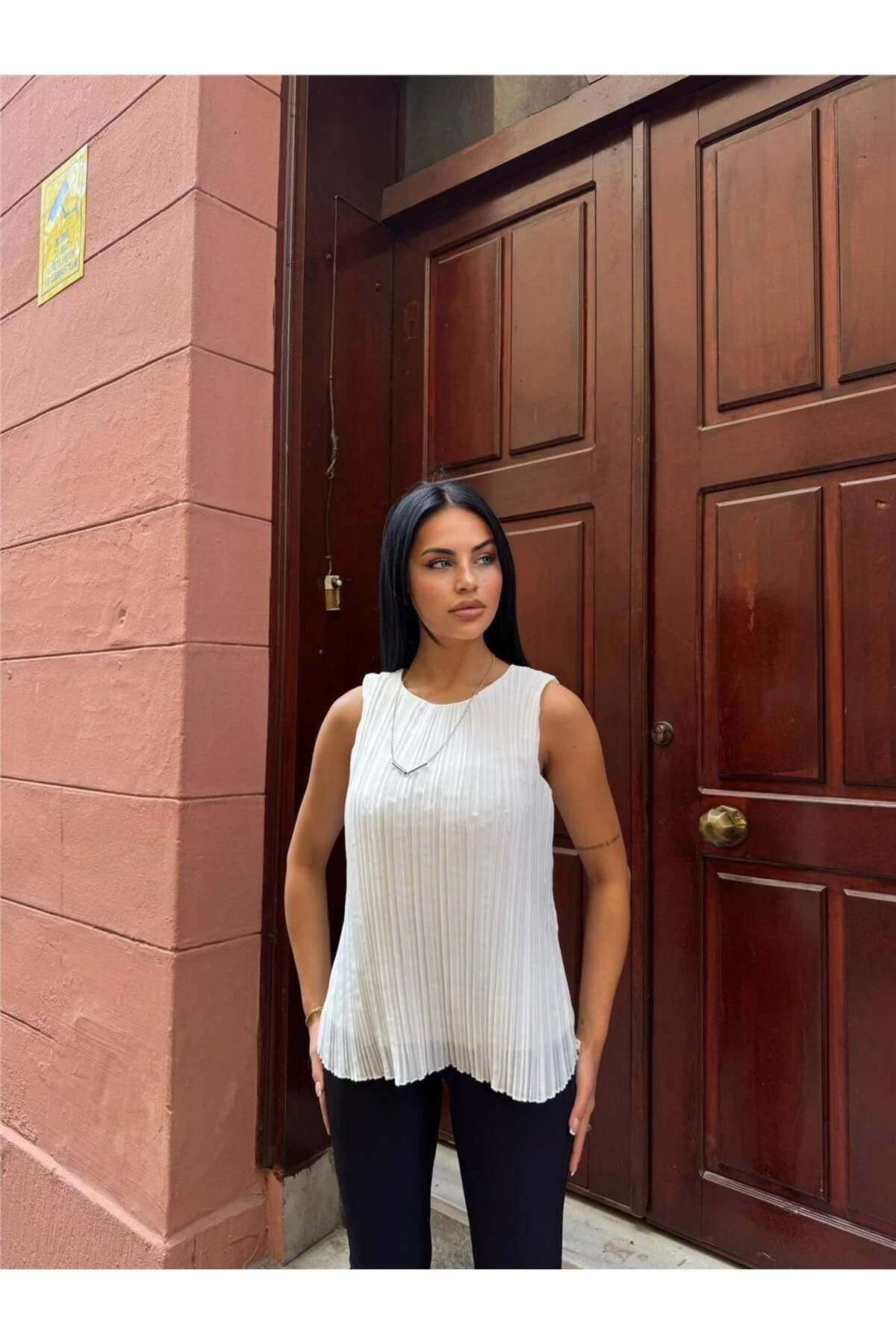 Beyaz Koton Viskon Pileli Kolsuz Bluz