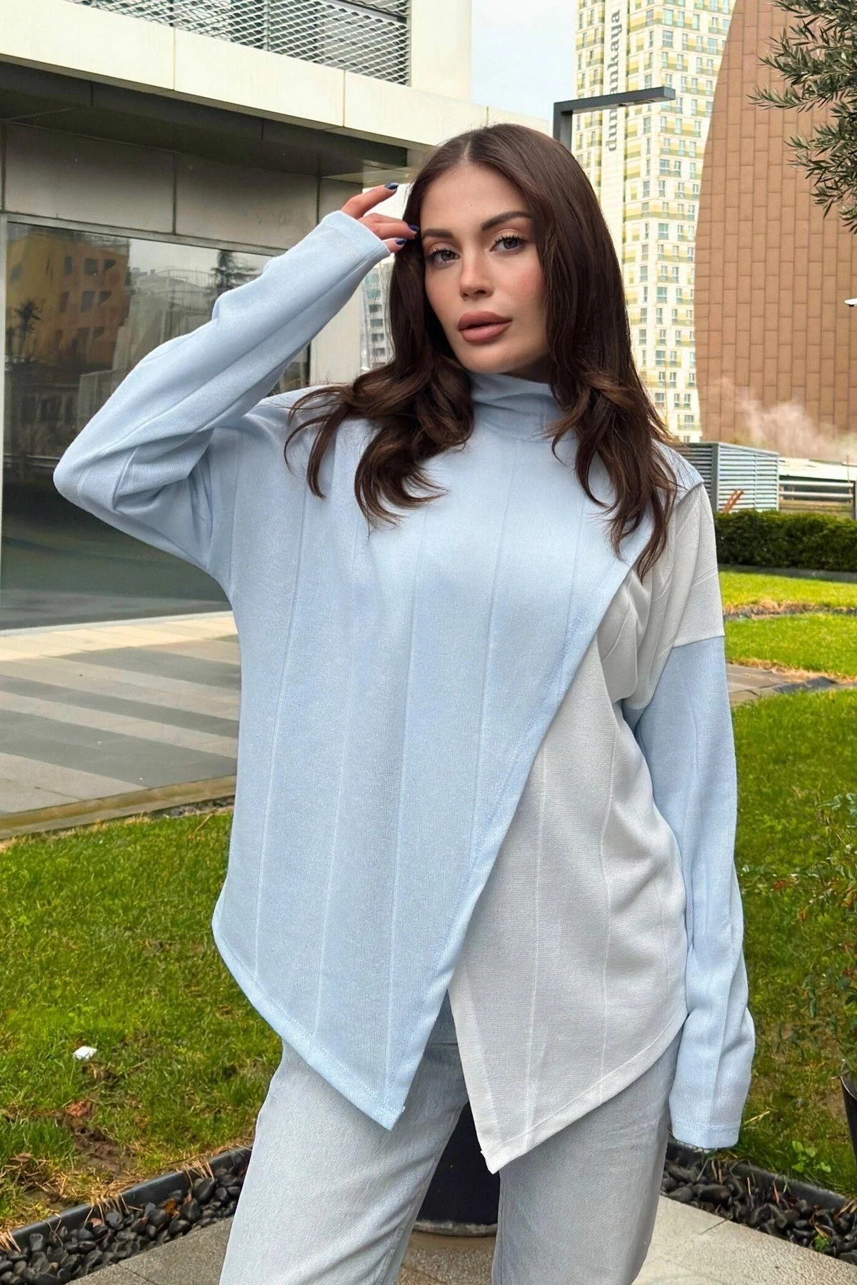 Kadın Bebe Mavi Asimetrik Kesim, Önü İki Parçalı, İnce Triko Kumaş, Salaş Bluz Kazak