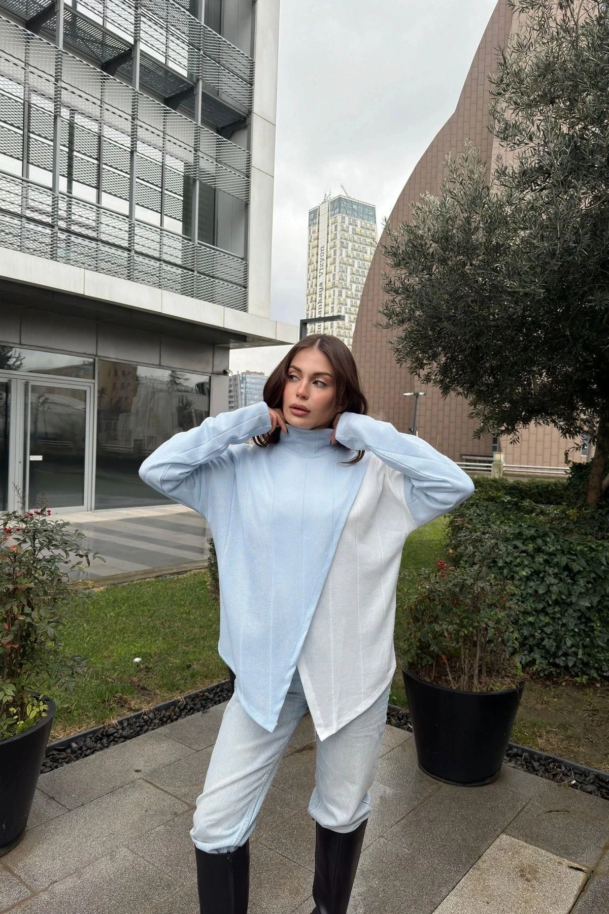 Kadın Bebe Mavi Asimetrik Kesim, Önü İki Parçalı, İnce Triko Kumaş, Salaş Bluz Kazak