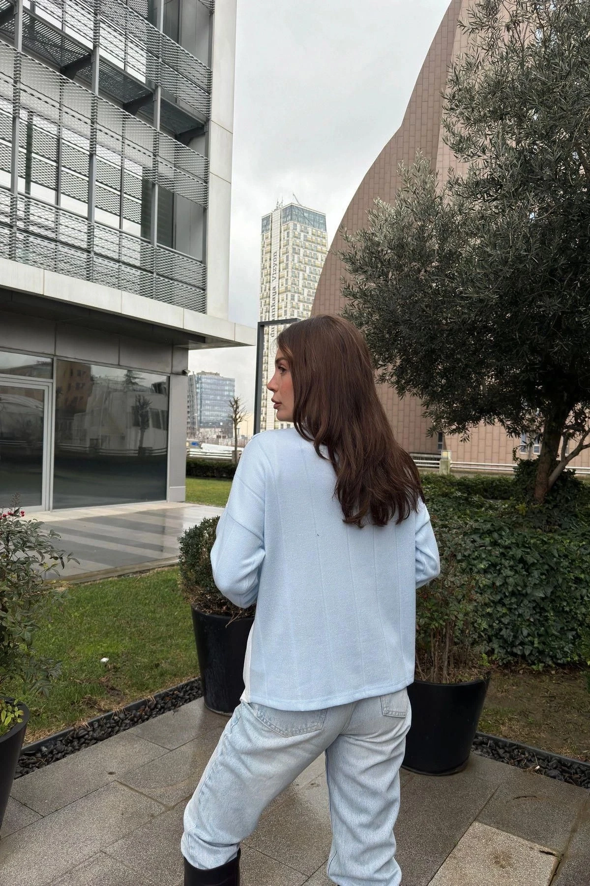 Kadın Bebe Mavi Asimetrik Kesim, Önü İki Parçalı, İnce Triko Kumaş, Salaş Bluz Kazak