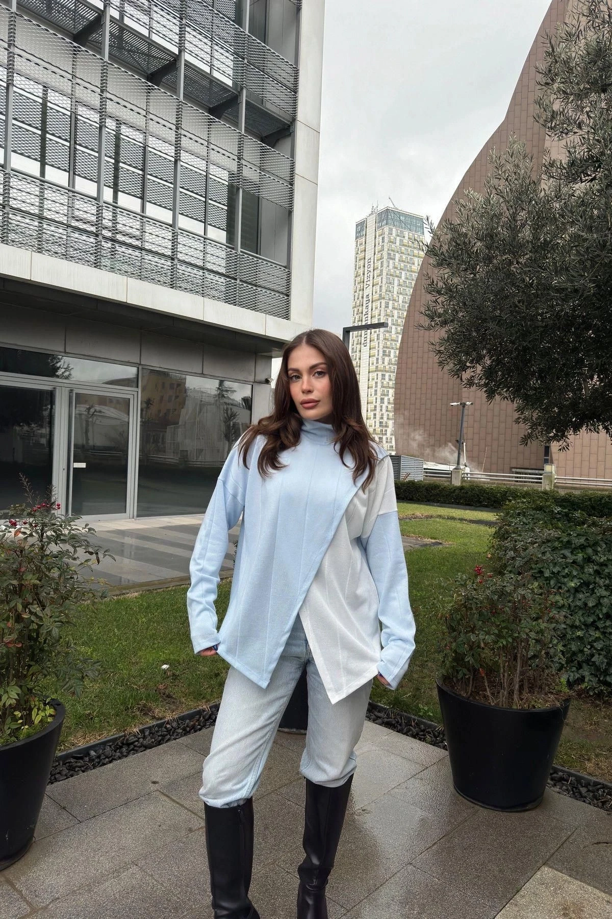 Kadın Bebe Mavi Asimetrik Kesim, Önü İki Parçalı, İnce Triko Kumaş, Salaş Bluz Kazak