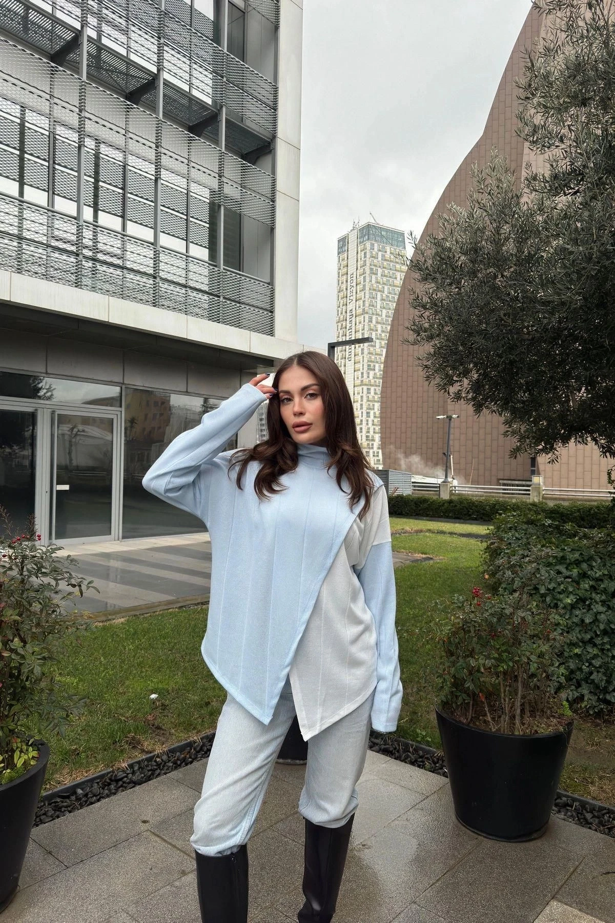 Kadın Bebe Mavi Asimetrik Kesim, Önü İki Parçalı, İnce Triko Kumaş, Salaş Bluz Kazak