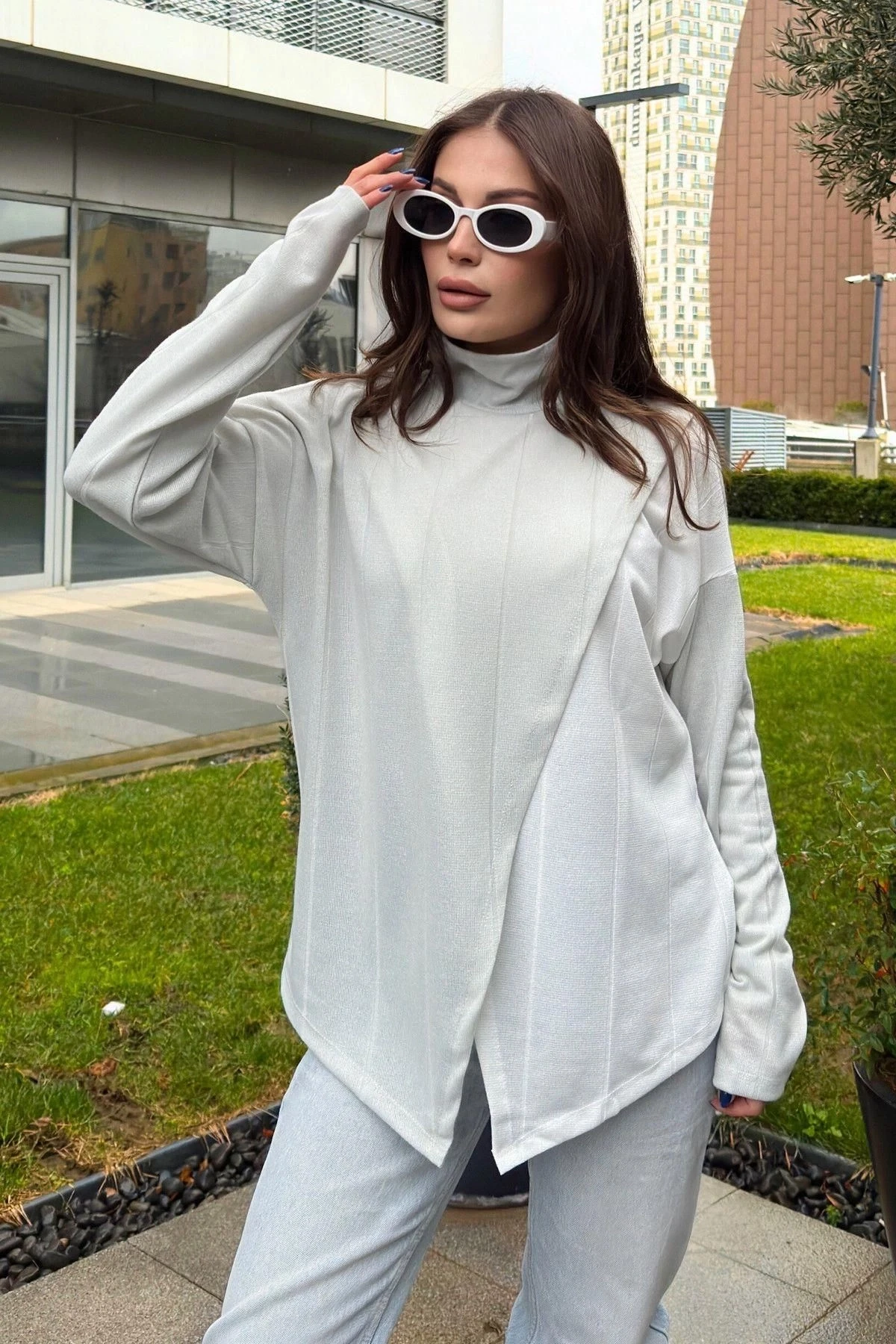 Kadın Bej Asimetrik Kesim, Önü İki Parçalı, İnce Triko Kumaş, Salaş Bluz Kazak