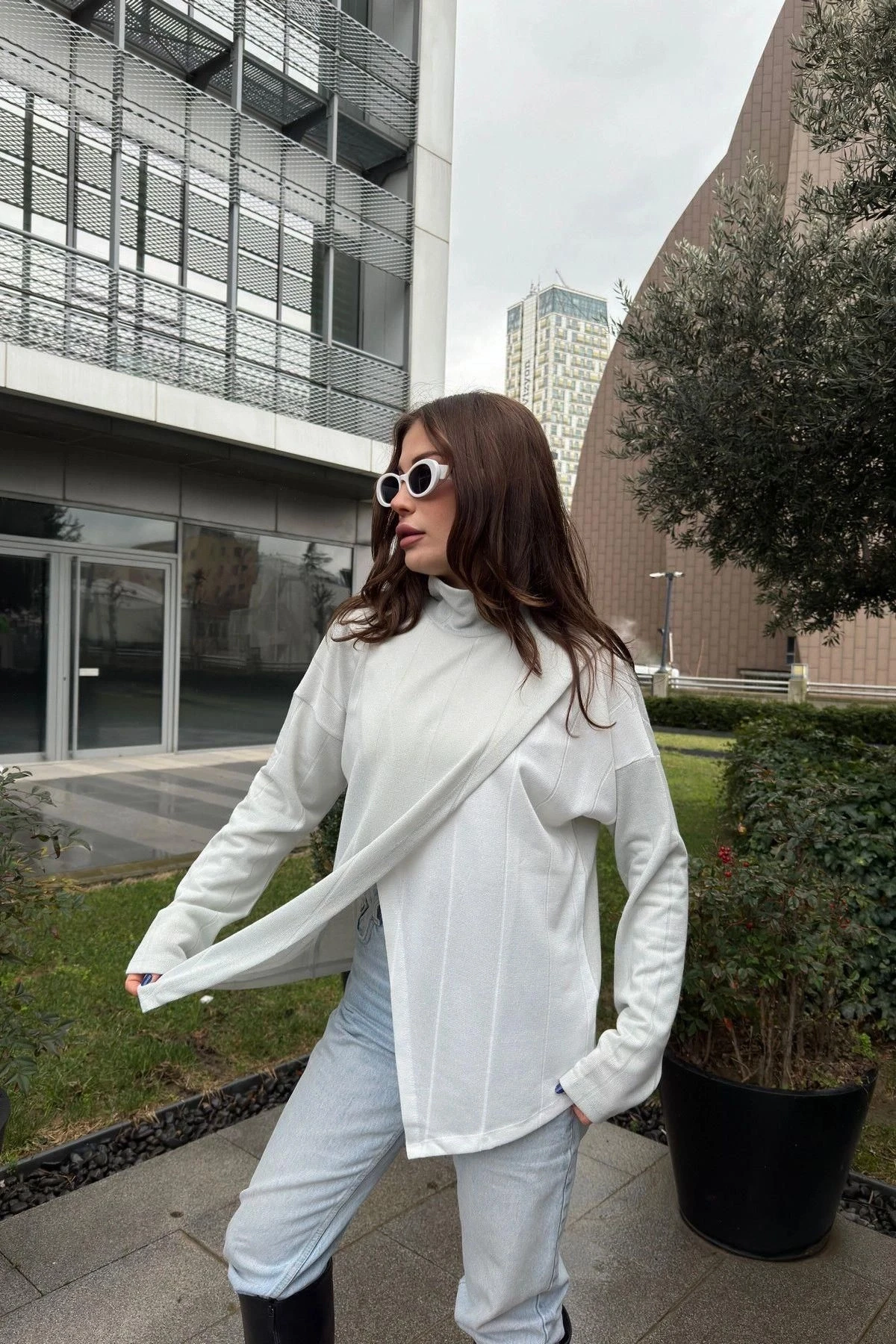 Kadın Bej Asimetrik Kesim, Önü İki Parçalı, İnce Triko Kumaş, Salaş Bluz Kazak