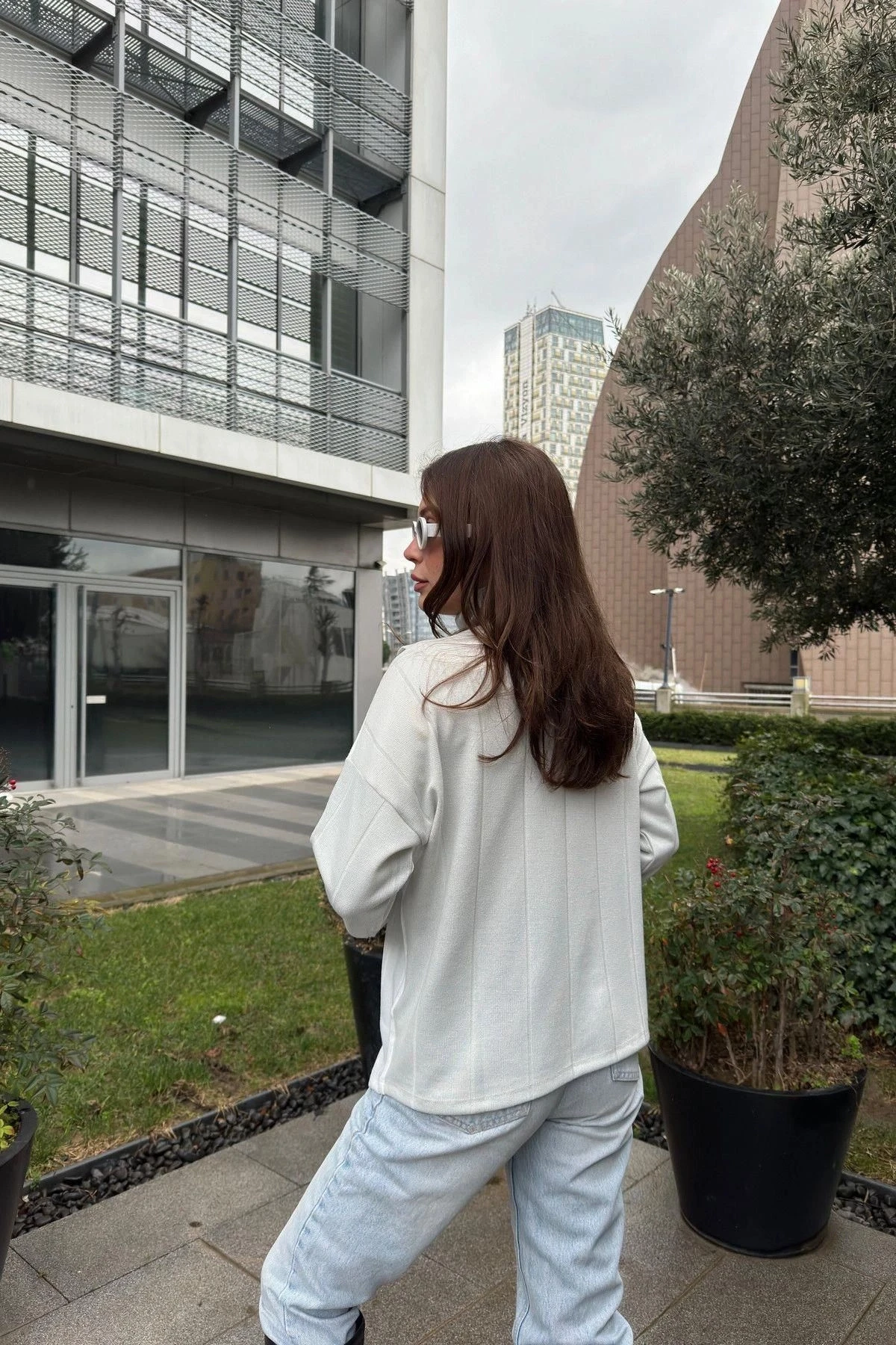 Kadın Bej Asimetrik Kesim, Önü İki Parçalı, İnce Triko Kumaş, Salaş Bluz Kazak