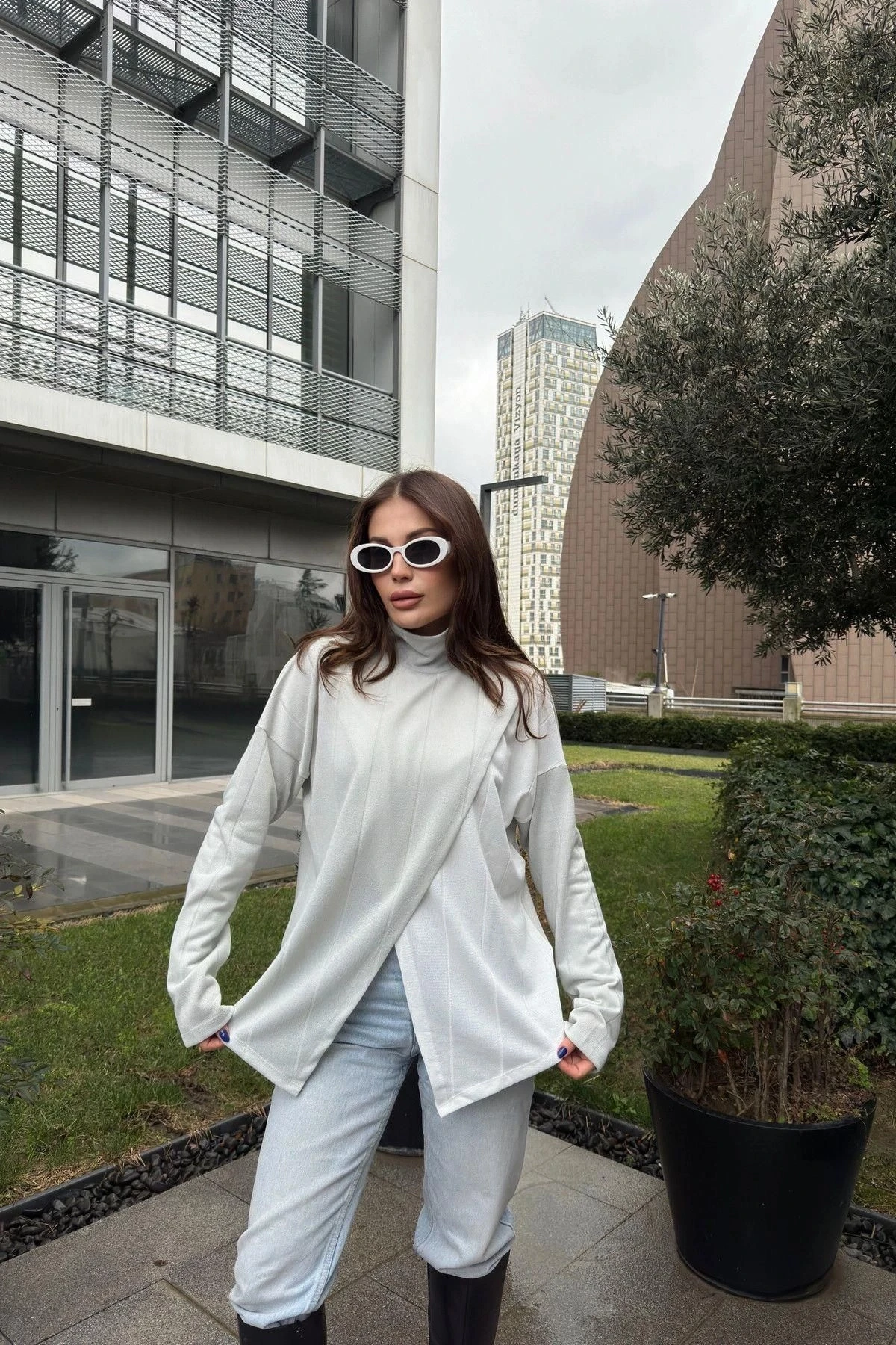 Kadın Bej Asimetrik Kesim, Önü İki Parçalı, İnce Triko Kumaş, Salaş Bluz Kazak