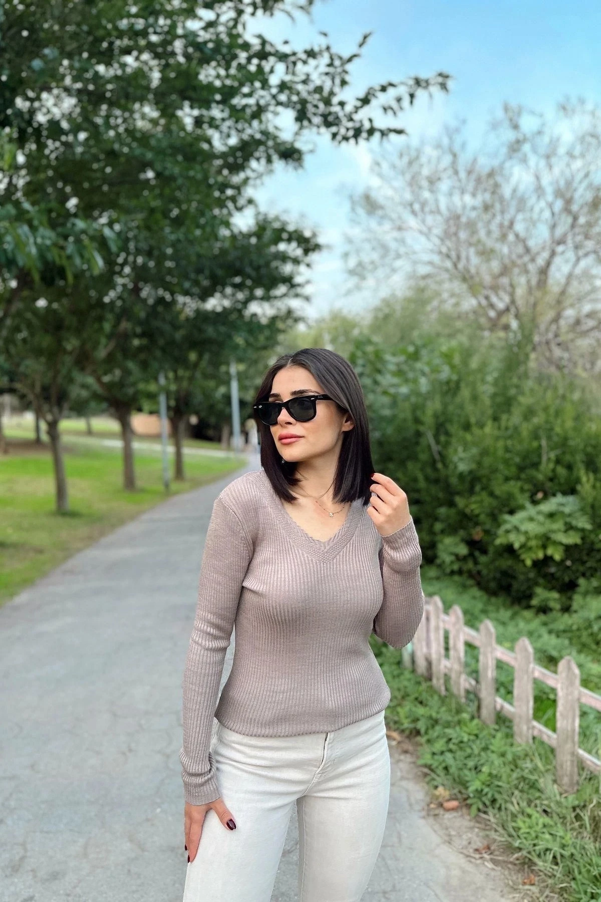 Kadın Bej V Yaka, Uzun Kol, Vucüda Oturan Kalıp, Esnek Kumaş, Düz Desen, Triko Bluz