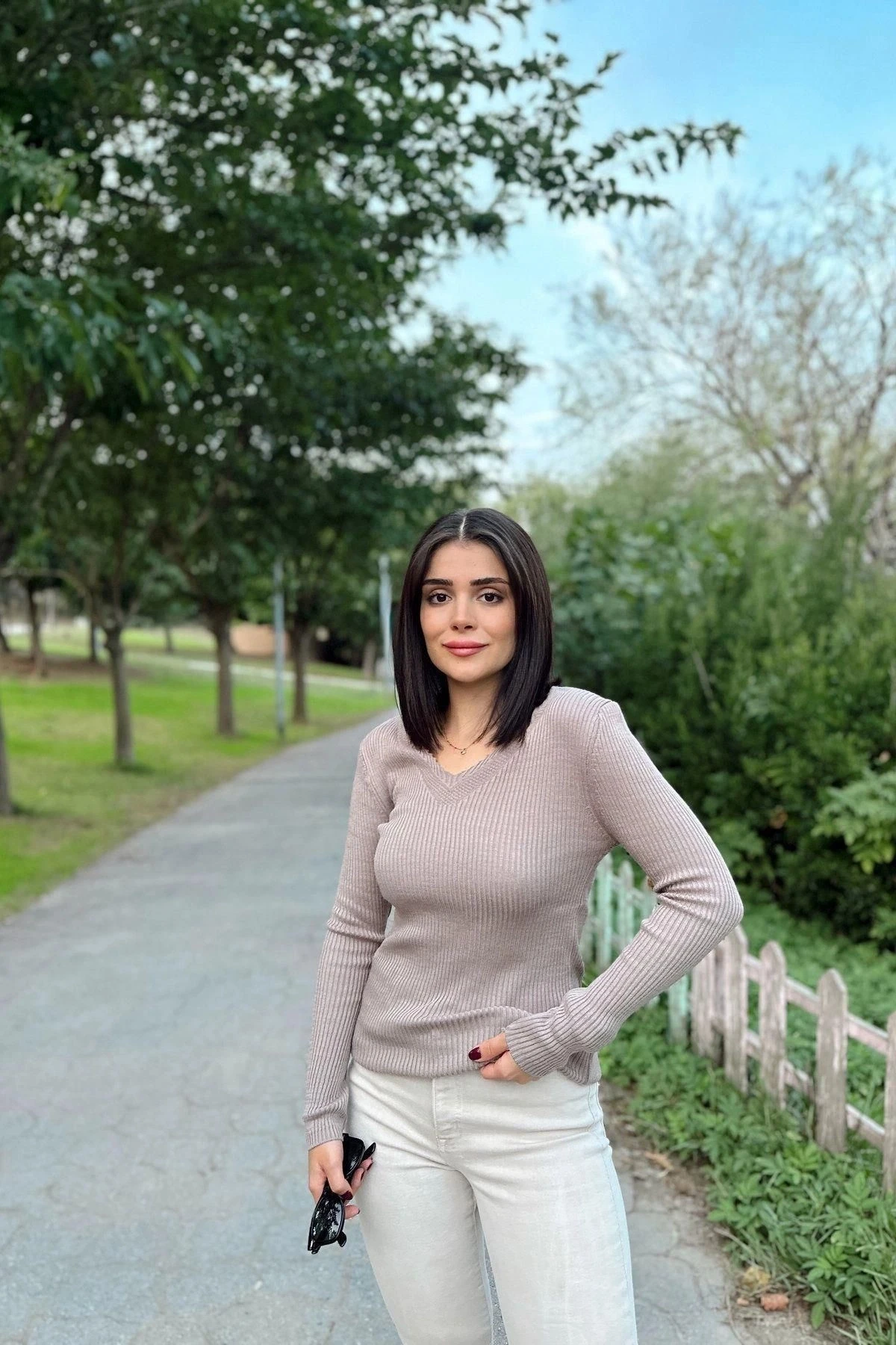 Kadın Bej V Yaka, Uzun Kol, Vucüda Oturan Kalıp, Esnek Kumaş, Düz Desen, Triko Bluz