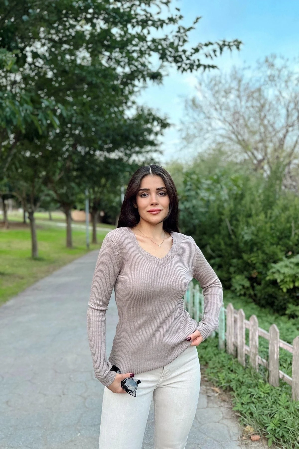 Kadın Bej V Yaka, Uzun Kol, Vucüda Oturan Kalıp, Esnek Kumaş, Düz Desen, Triko Bluz