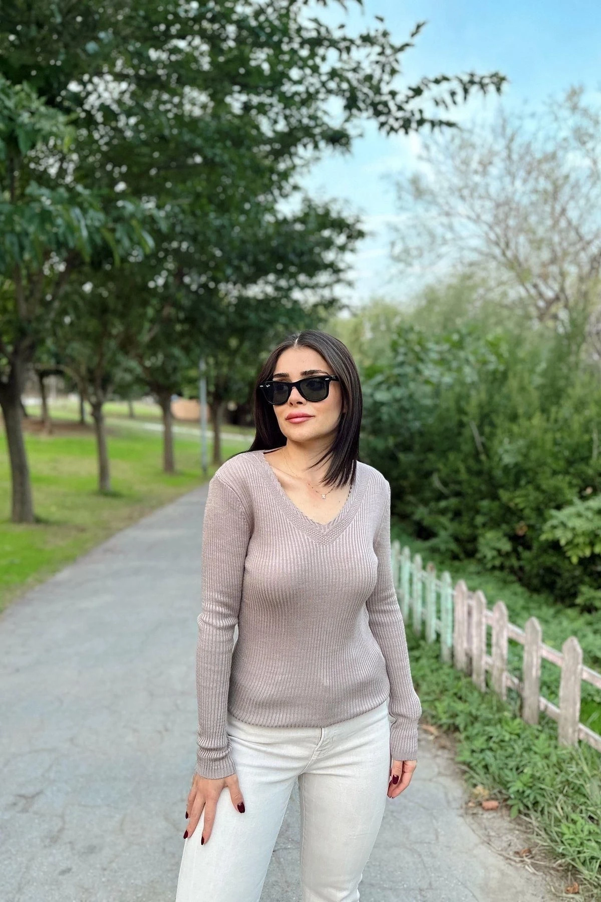 Kadın Bej V Yaka, Uzun Kol, Vucüda Oturan Kalıp, Esnek Kumaş, Düz Desen, Triko Bluz