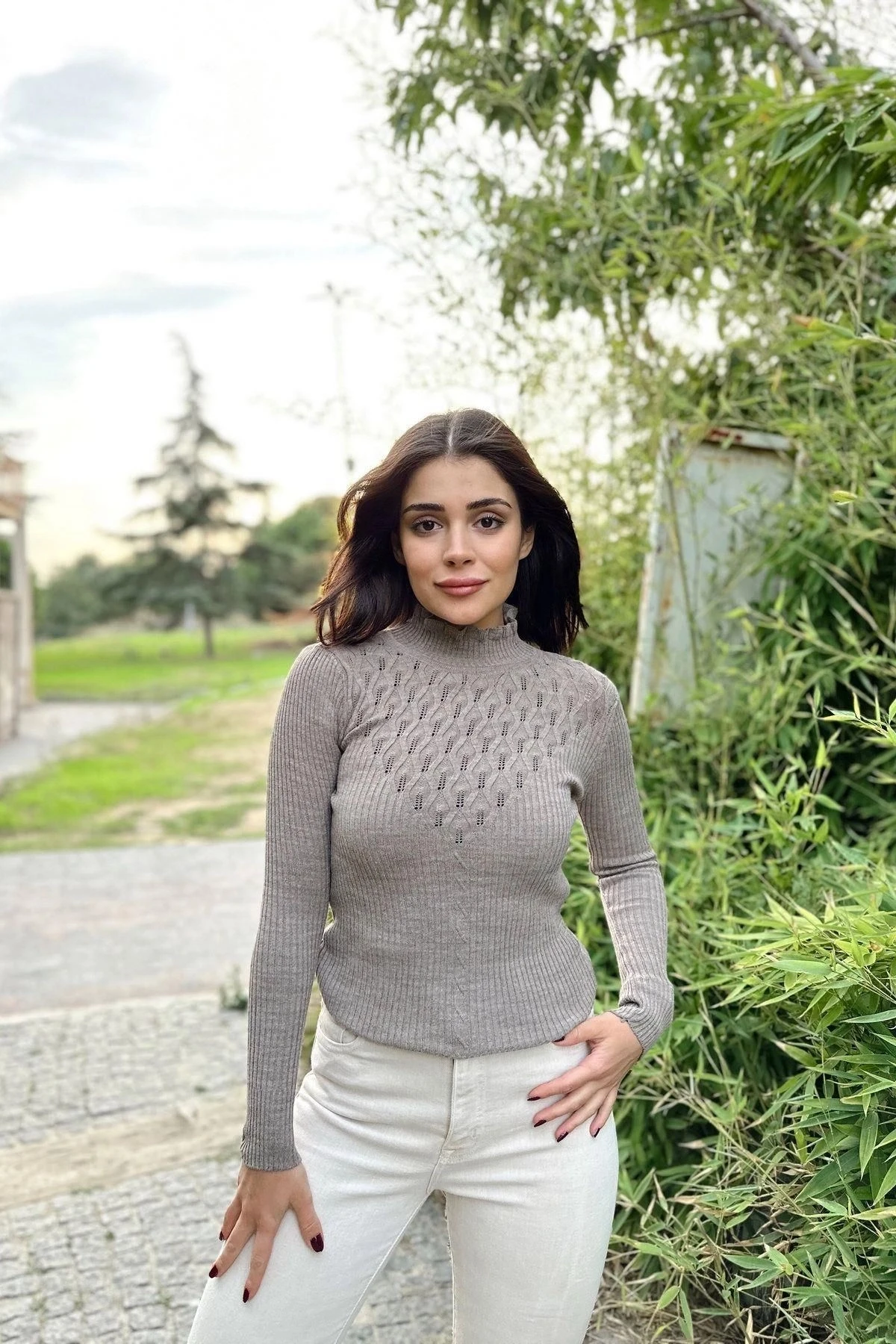 Kadın Bej Yüksek Yaka, Uzun Kol,Vucüda Oturan Kalıp, Esnek Kumaş, Dekolte Detay, Triko Bluz