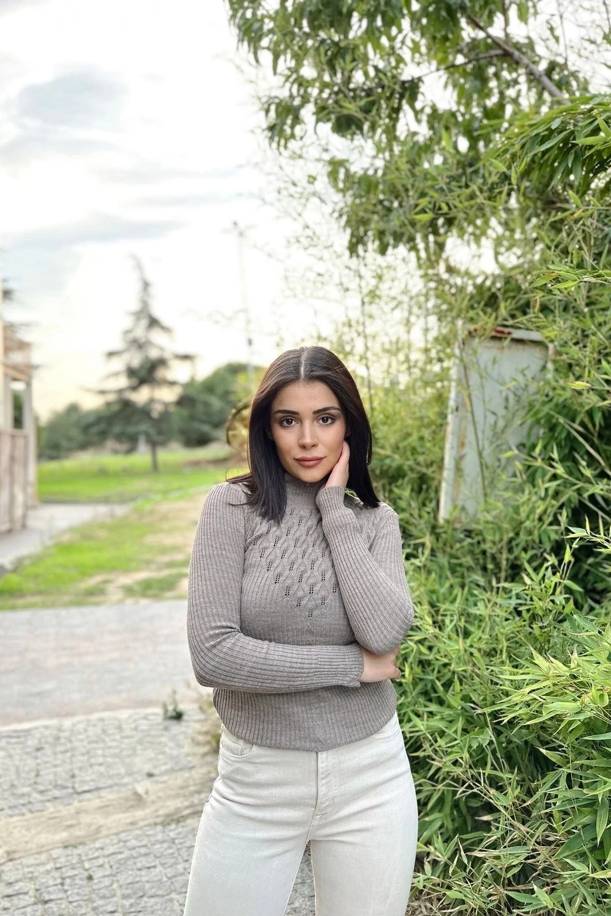 Kadın Bej Yüksek Yaka, Uzun Kol,Vucüda Oturan Kalıp, Esnek Kumaş, Dekolte Detay, Triko Bluz