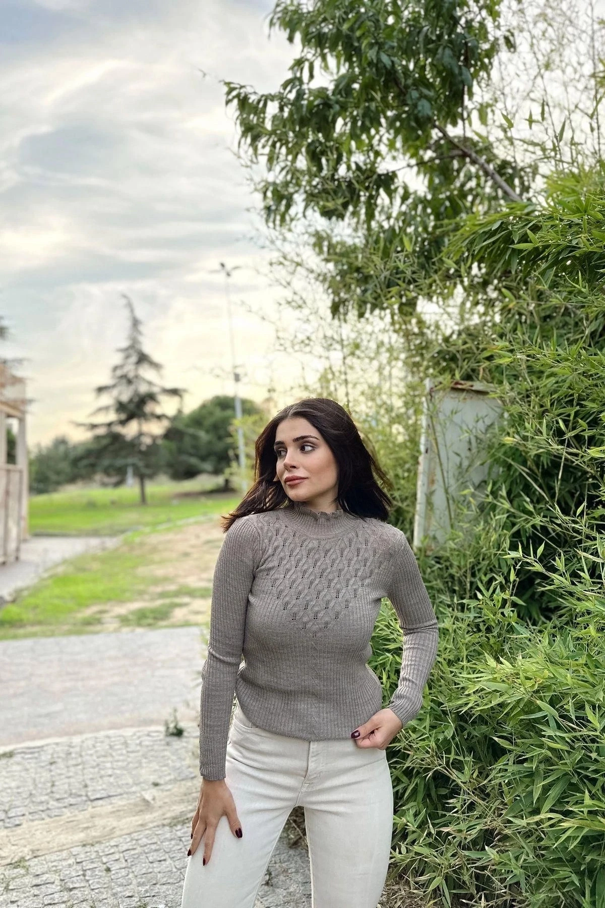 Kadın Bej Yüksek Yaka, Uzun Kol,Vucüda Oturan Kalıp, Esnek Kumaş, Dekolte Detay, Triko Bluz