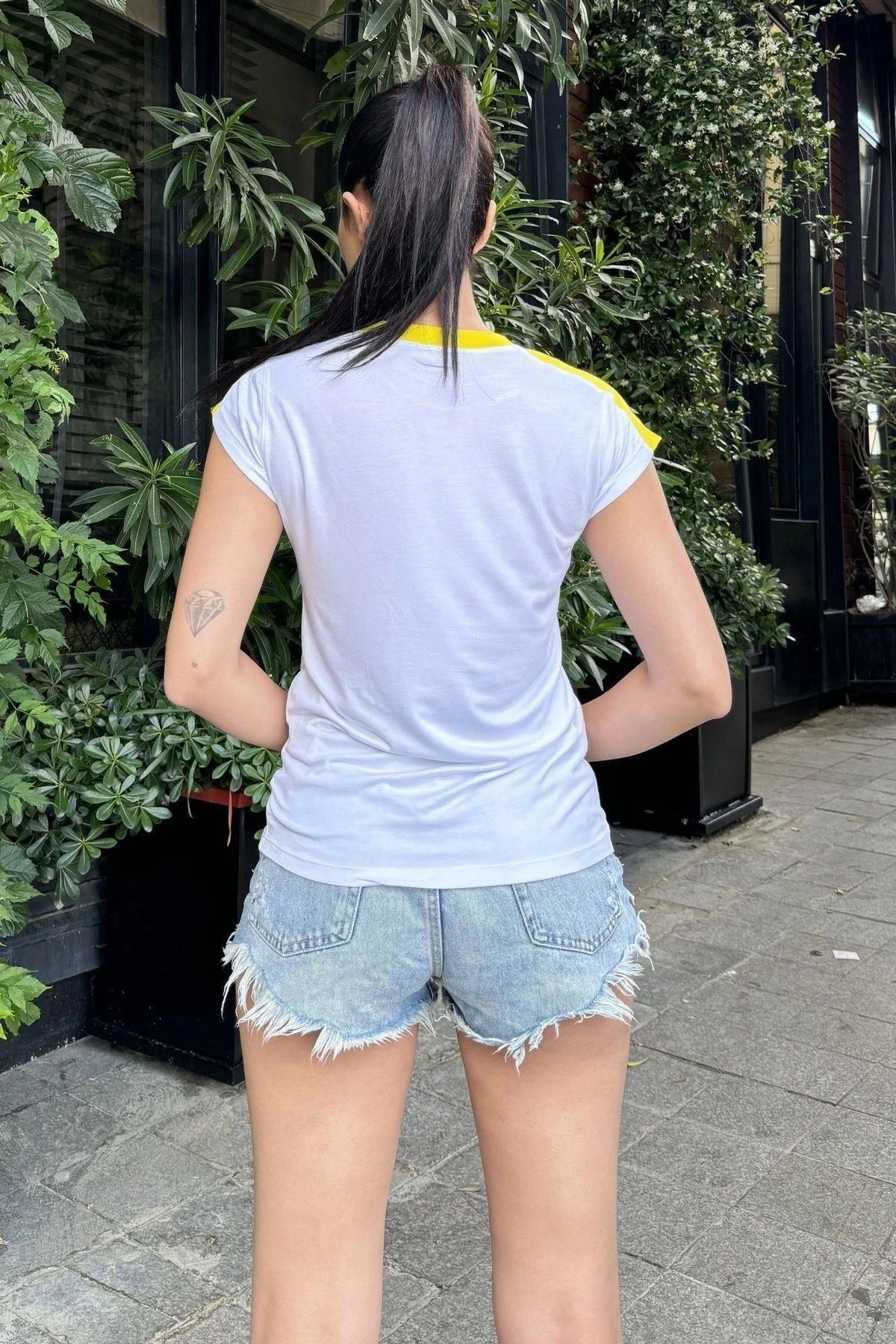 Kadın Beyaz Omuz Ve Yaka Detaylı, Renk Bloklu Garnili Kısa Kol T-Shirt Bluz