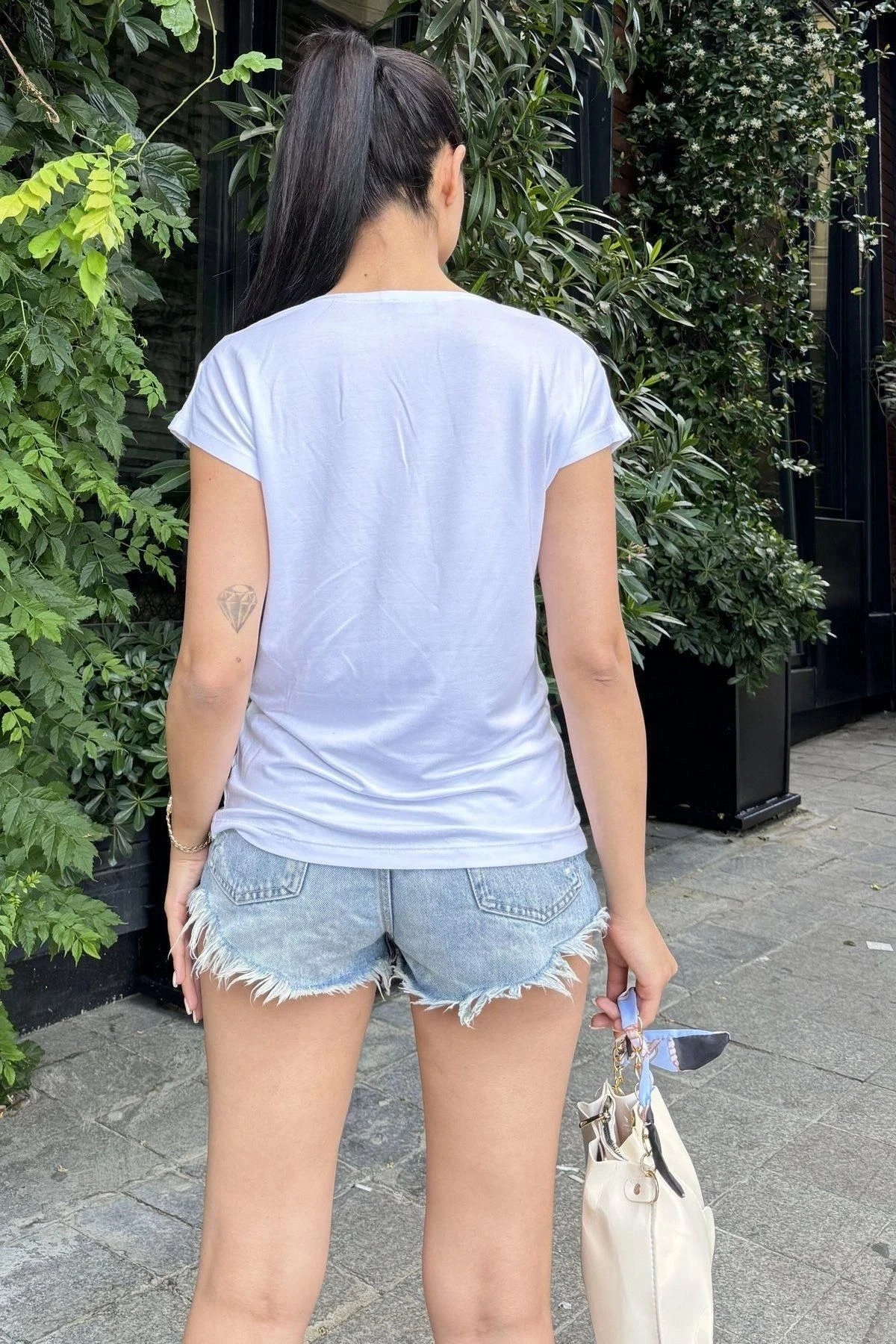 Kadın Beyaz V Yaka, Kısa Kol, Color Block Detaylı, Terletmez Dokulu Kumaş, Salaş Bluz, Tshirt