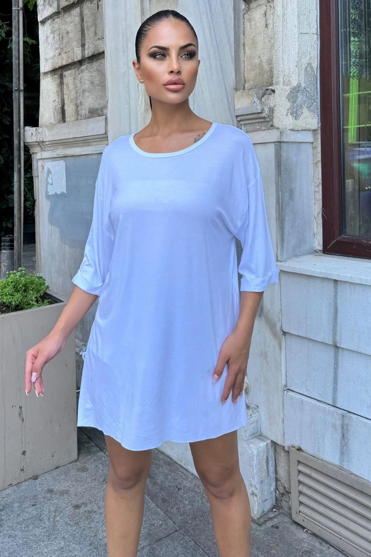 Kadın Beyaz Yuvarlak Yaka, Duble Manşetli Yarım Kol, Yan Yırtmaçlı, Rahat Kesim, Uzun Salaş Bluz