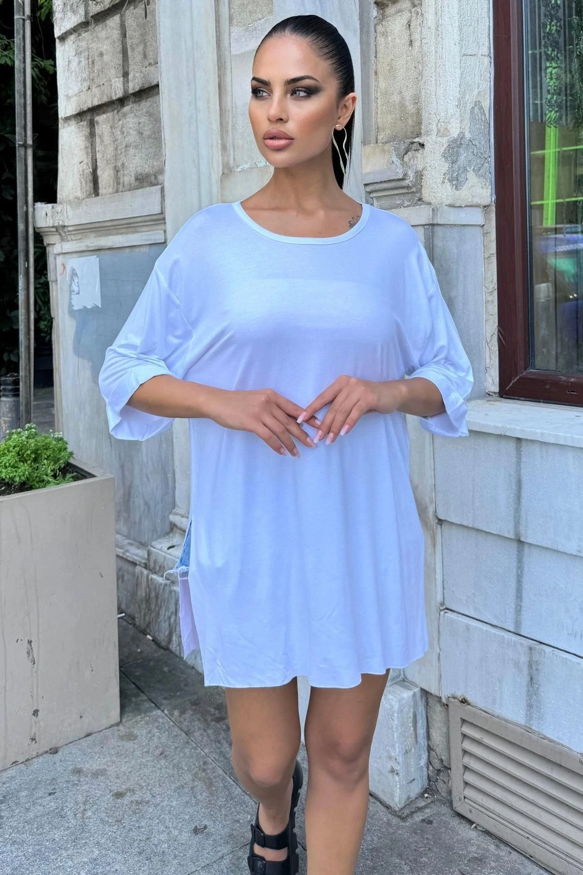 Kadın Beyaz Yuvarlak Yaka, Duble Manşetli Yarım Kol, Yan Yırtmaçlı, Rahat Kesim, Uzun Salaş Bluz