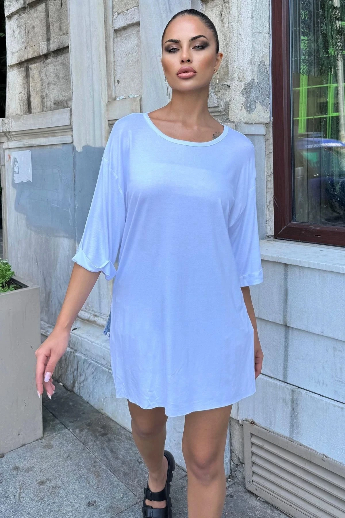 Kadın Beyaz Yuvarlak Yaka, Duble Manşetli Yarım Kol, Yan Yırtmaçlı, Rahat Kesim, Uzun Salaş Bluz