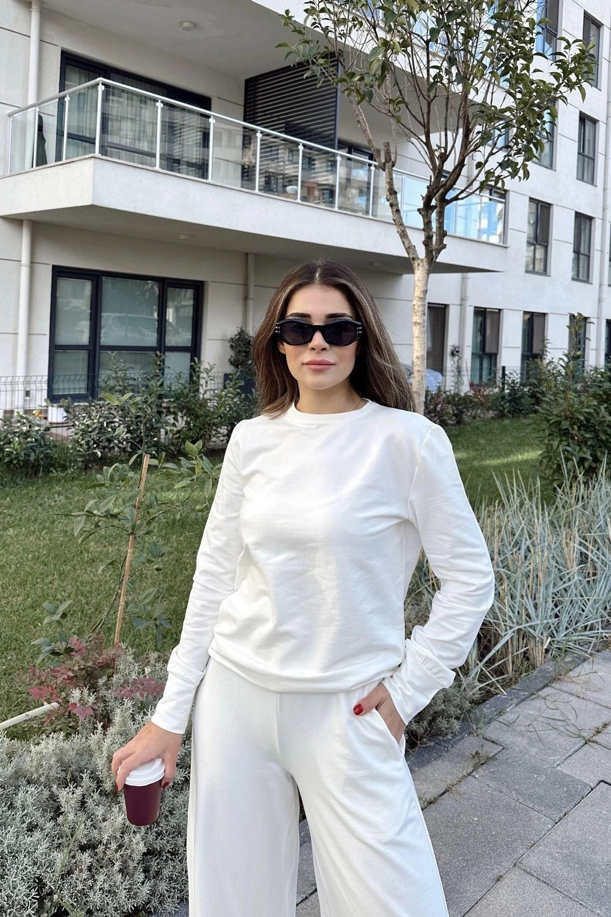 Kadın Beyaz Yuvarlak Yaka Sweatshirt & Bol Paça Beli Lastikli Pantolon - Rahat Alt & Üst Takım