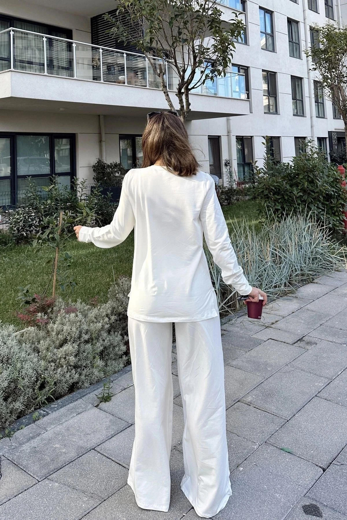 Kadın Beyaz Yuvarlak Yaka Sweatshirt & Bol Paça Beli Lastikli Pantolon - Rahat Alt & Üst Takım