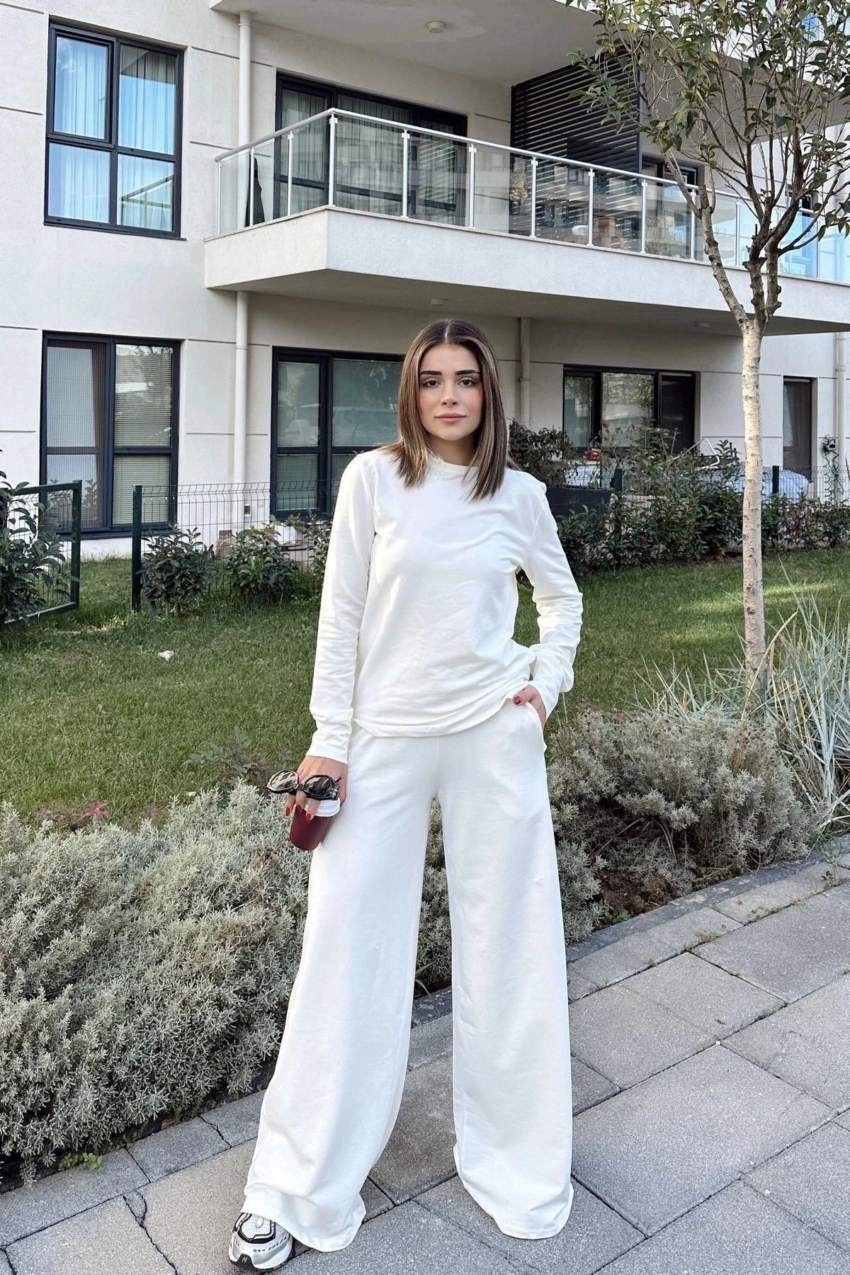 Kadın Beyaz Yuvarlak Yaka Sweatshirt & Bol Paça Beli Lastikli Pantolon - Rahat Alt & Üst Takım