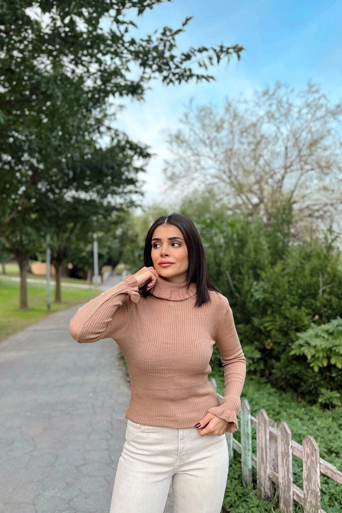 Kadın Camel Fırfırlı Boğazlı Yaka, Uzun Kol, Vucüda Oturan Esnek Kumaş, Düz Desen, Triko Bluz