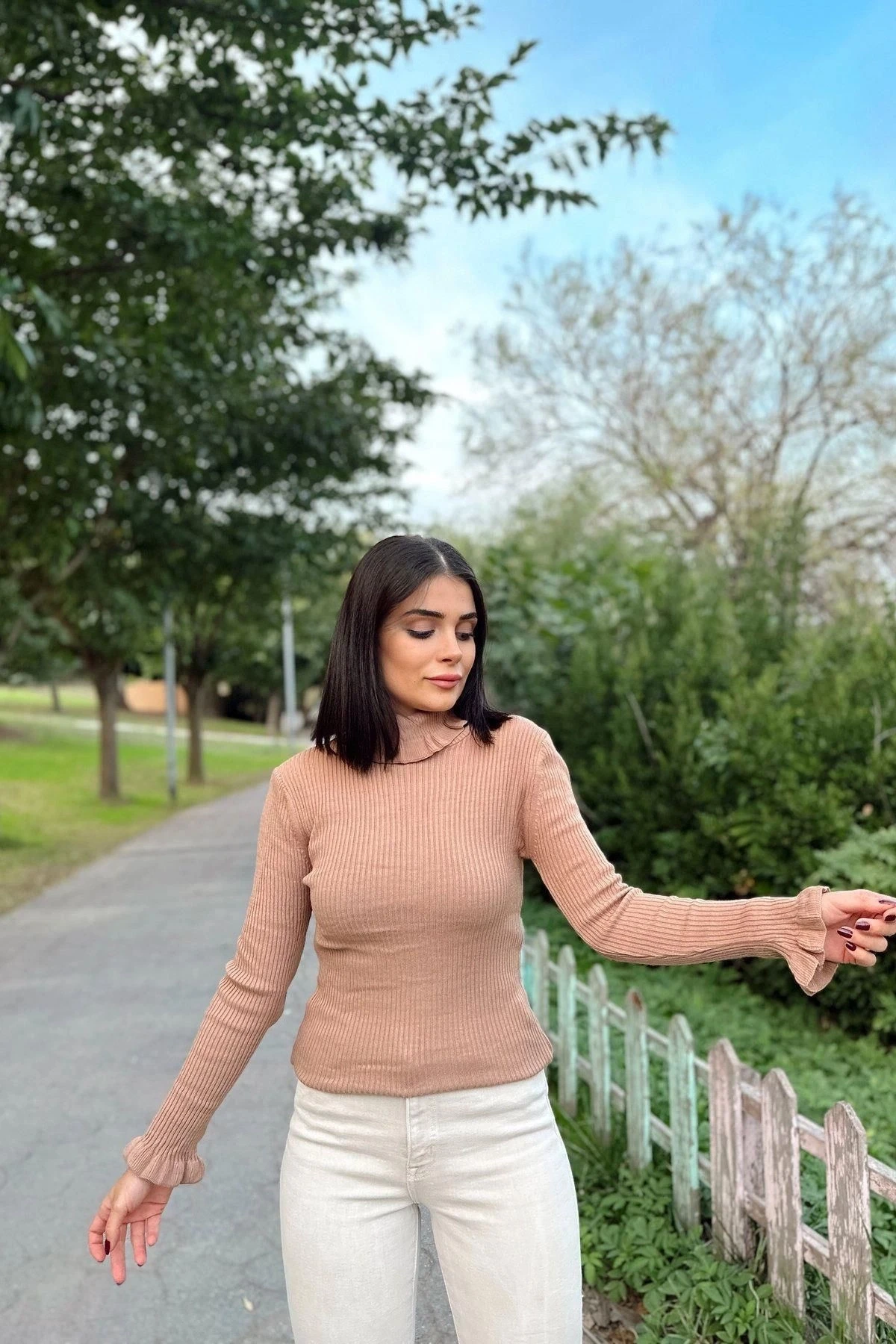 Kadın Camel Fırfırlı Boğazlı Yaka, Uzun Kol, Vucüda Oturan Esnek Kumaş, Düz Desen, Triko Bluz