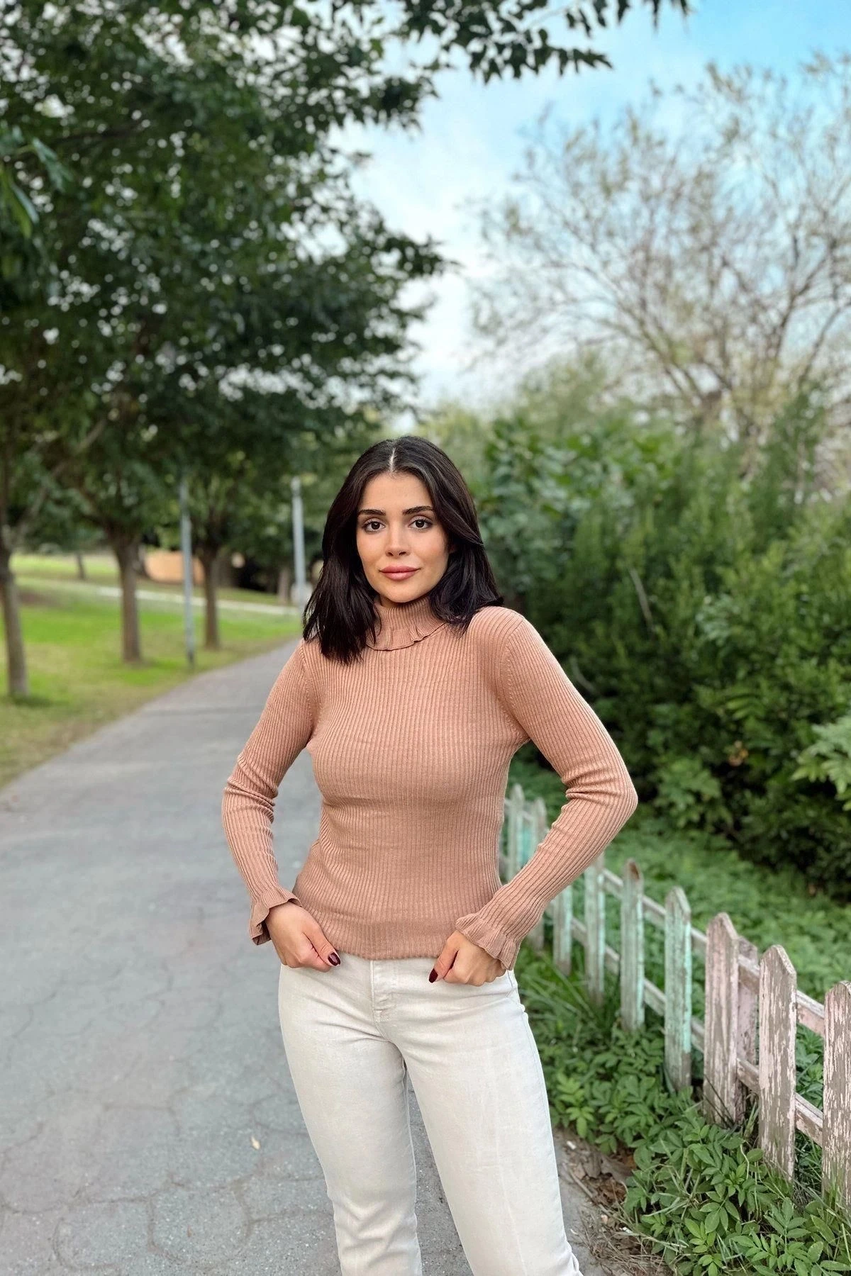 Kadın Camel Fırfırlı Boğazlı Yaka, Uzun Kol, Vucüda Oturan Esnek Kumaş, Düz Desen, Triko Bluz