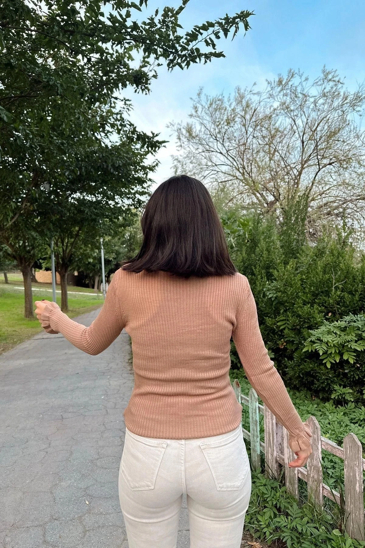 Kadın Camel Fırfırlı Boğazlı Yaka, Uzun Kol, Vucüda Oturan Esnek Kumaş, Düz Desen, Triko Bluz