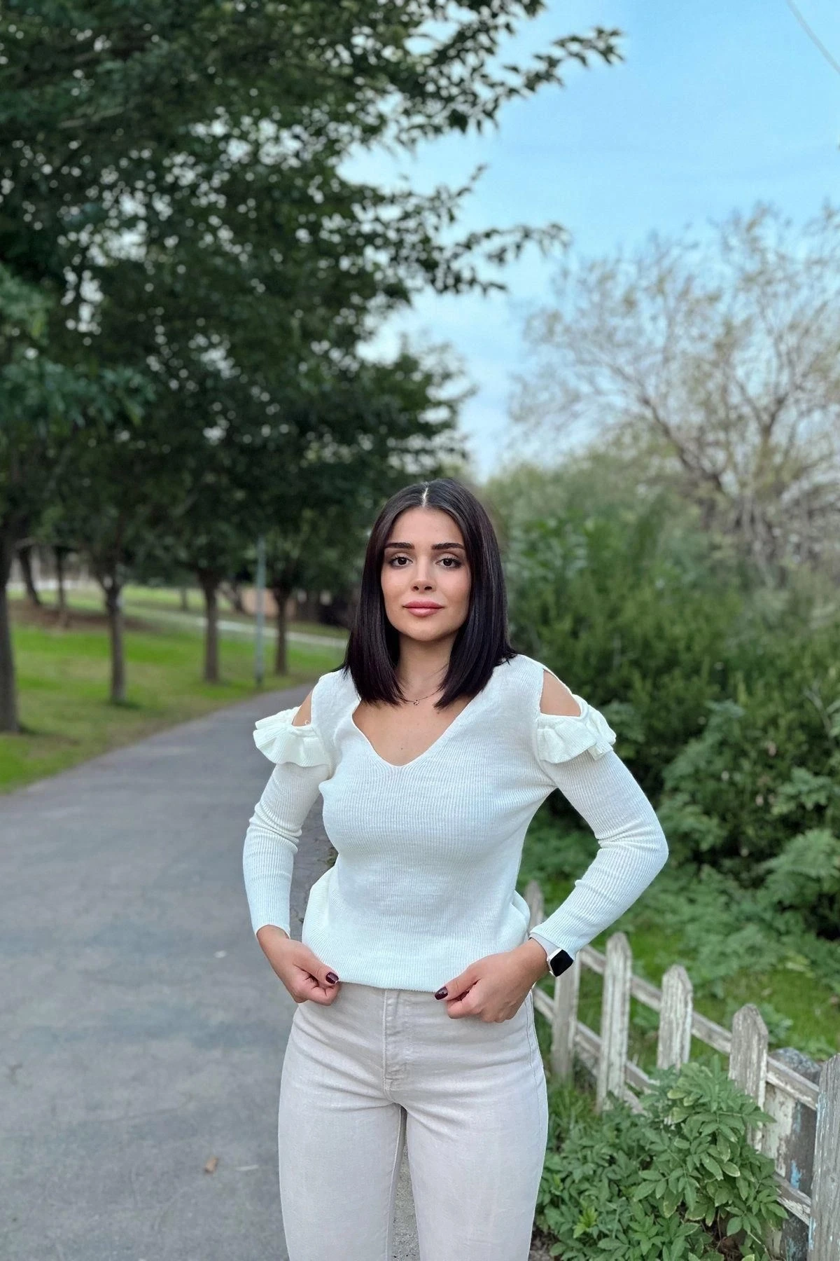 Kadın Ekru V Yaka, Uzun Kol, Vucüda Oturan Esnek Kumaş, Omuzları Fırfır Detaylı, Triko Bluz