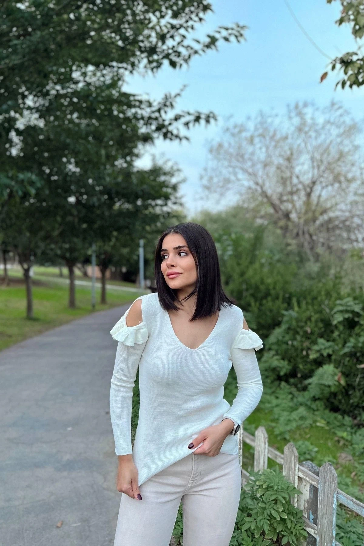 Kadın Ekru V Yaka, Uzun Kol, Vucüda Oturan Esnek Kumaş, Omuzları Fırfır Detaylı, Triko Bluz