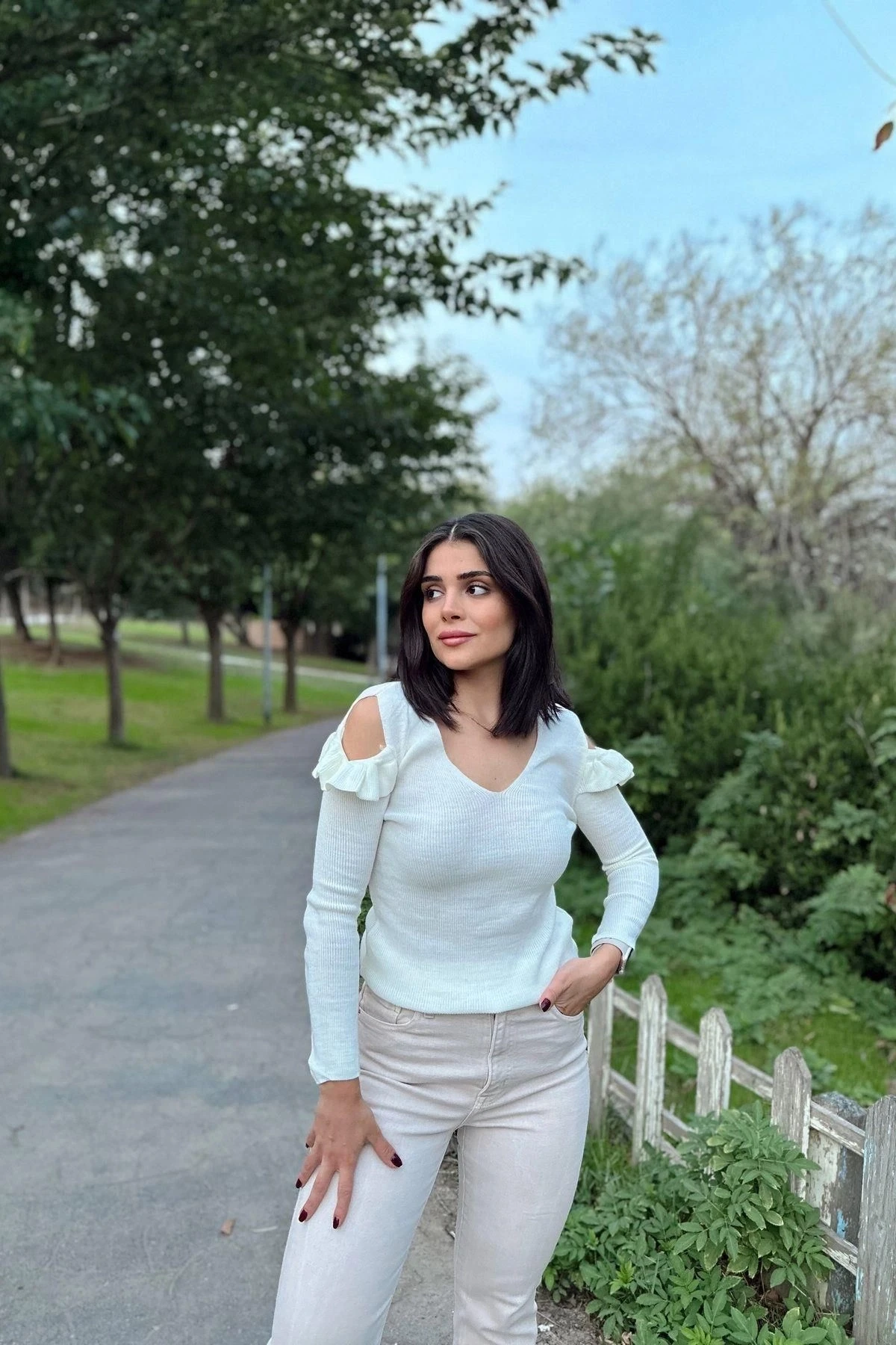 Kadın Ekru V Yaka, Uzun Kol, Vucüda Oturan Esnek Kumaş, Omuzları Fırfır Detaylı, Triko Bluz