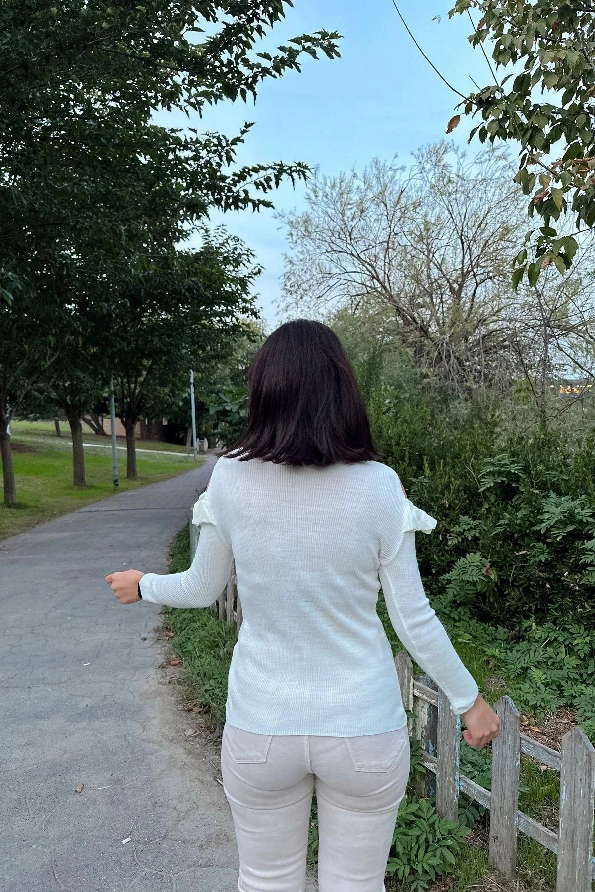 Kadın Ekru V Yaka, Uzun Kol, Vucüda Oturan Esnek Kumaş, Omuzları Fırfır Detaylı, Triko Bluz