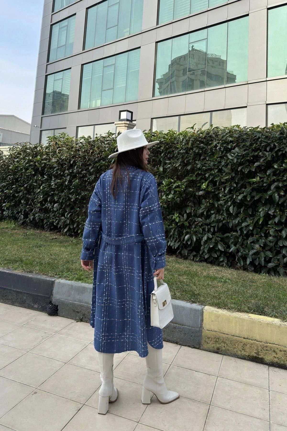 Kadın İndigo Uzun Kol, Çift Cepli, Eteği Oval Kesim, Kemerli, Tüvit Kumaş Trençkot