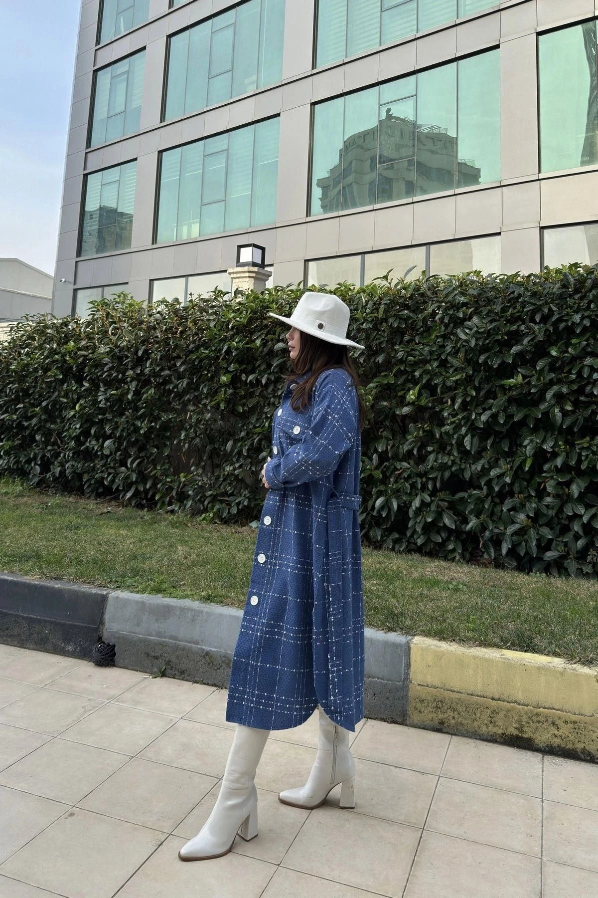 Kadın İndigo Uzun Kol, Çift Cepli, Eteği Oval Kesim, Kemerli, Tüvit Kumaş Trençkot