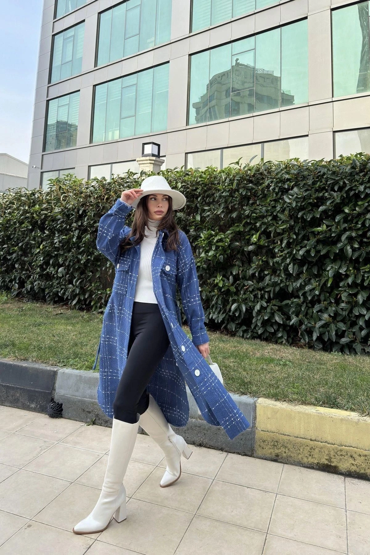 Kadın İndigo Uzun Kol, Çift Cepli, Eteği Oval Kesim, Kemerli, Tüvit Kumaş Trençkot