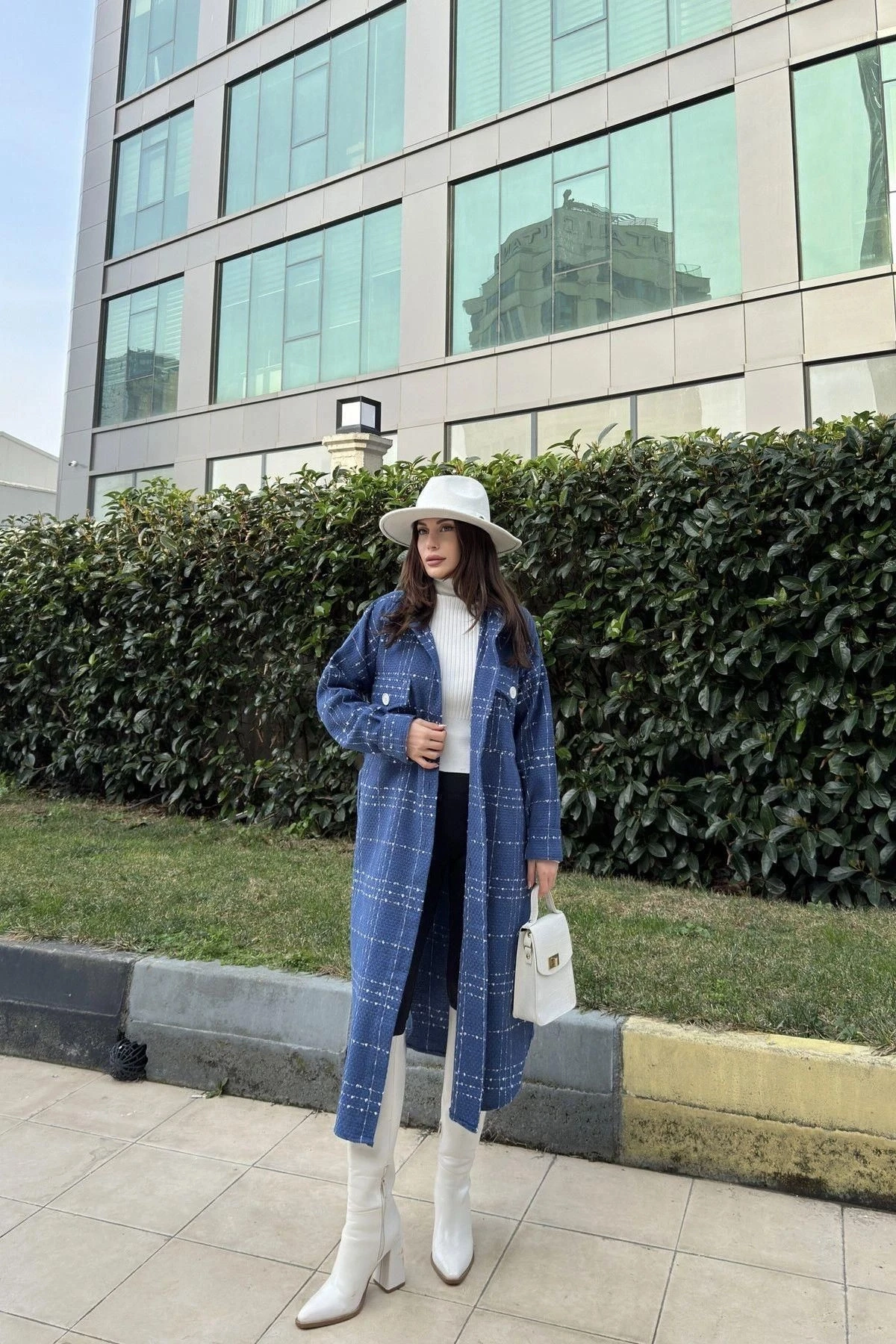 Kadın İndigo Uzun Kol, Çift Cepli, Eteği Oval Kesim, Kemerli, Tüvit Kumaş Trençkot