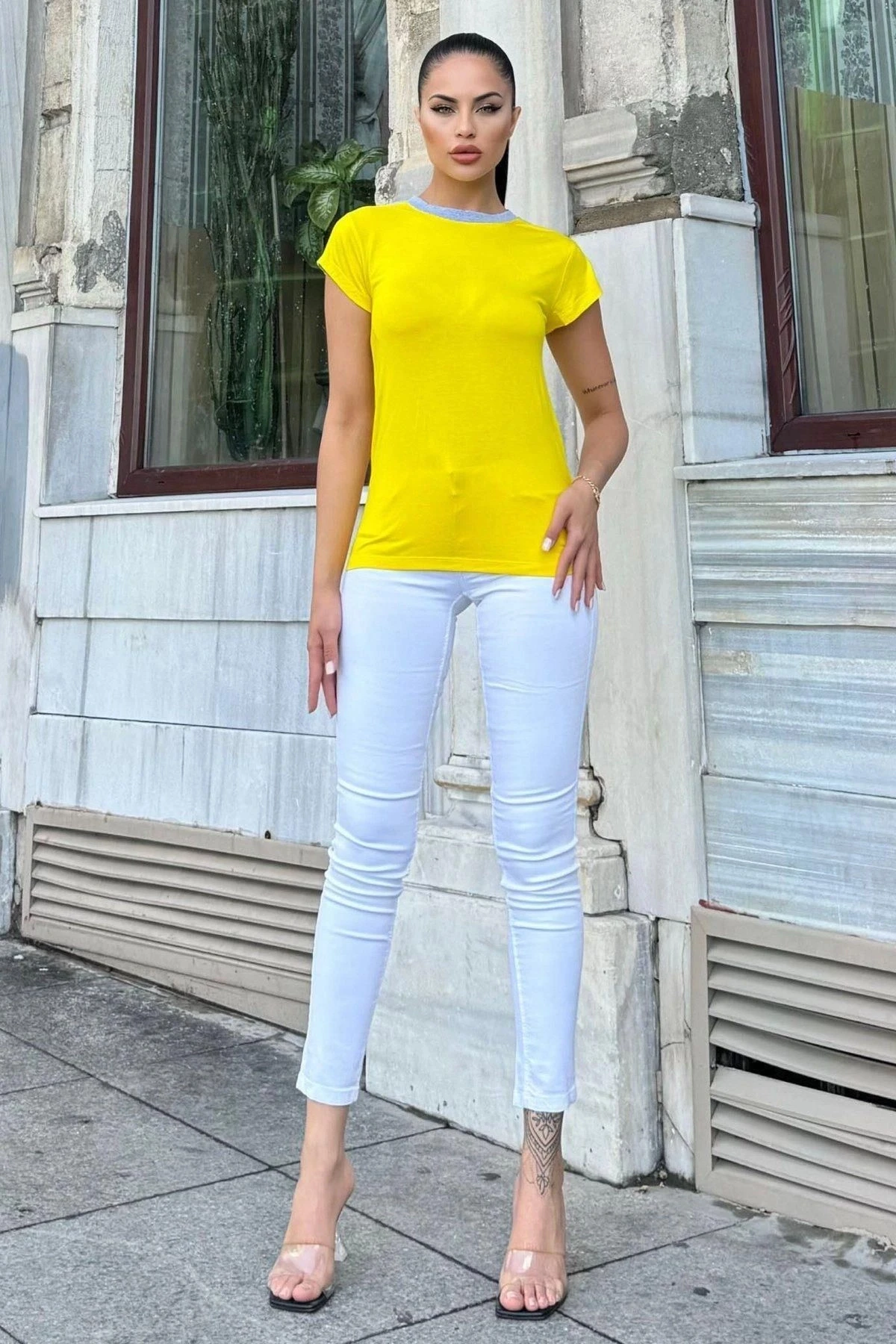 Kadın Sarı Omuz Ve Yaka Detaylı, Renk Bloklu Garnili Kısa Kol T-Shirt Bluz