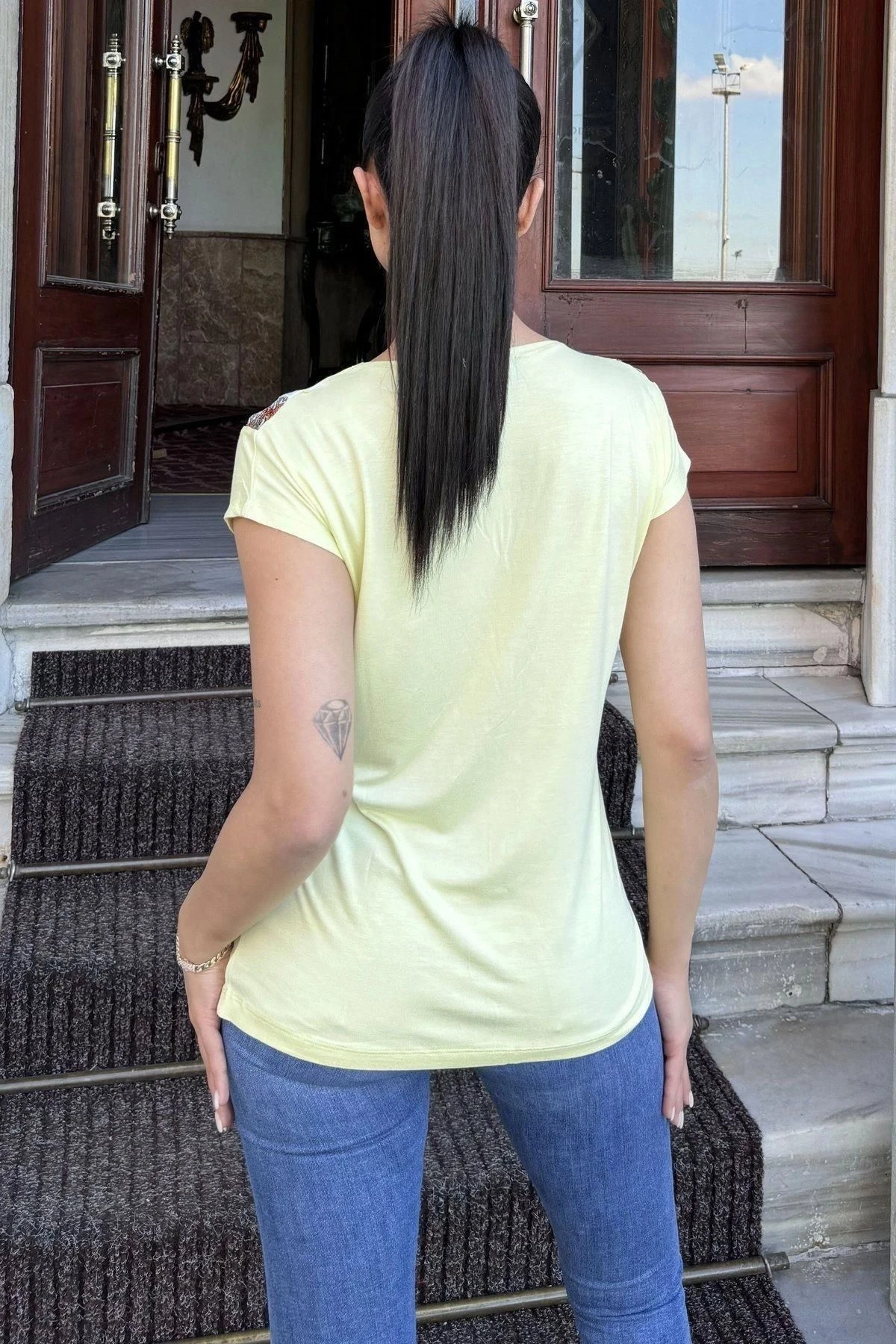 Kadın Sarı V Yaka, Kısa Kol, Color Block Detaylı, Terletmez Dokulu Kumaş, Salaş Bluz, Tshirt