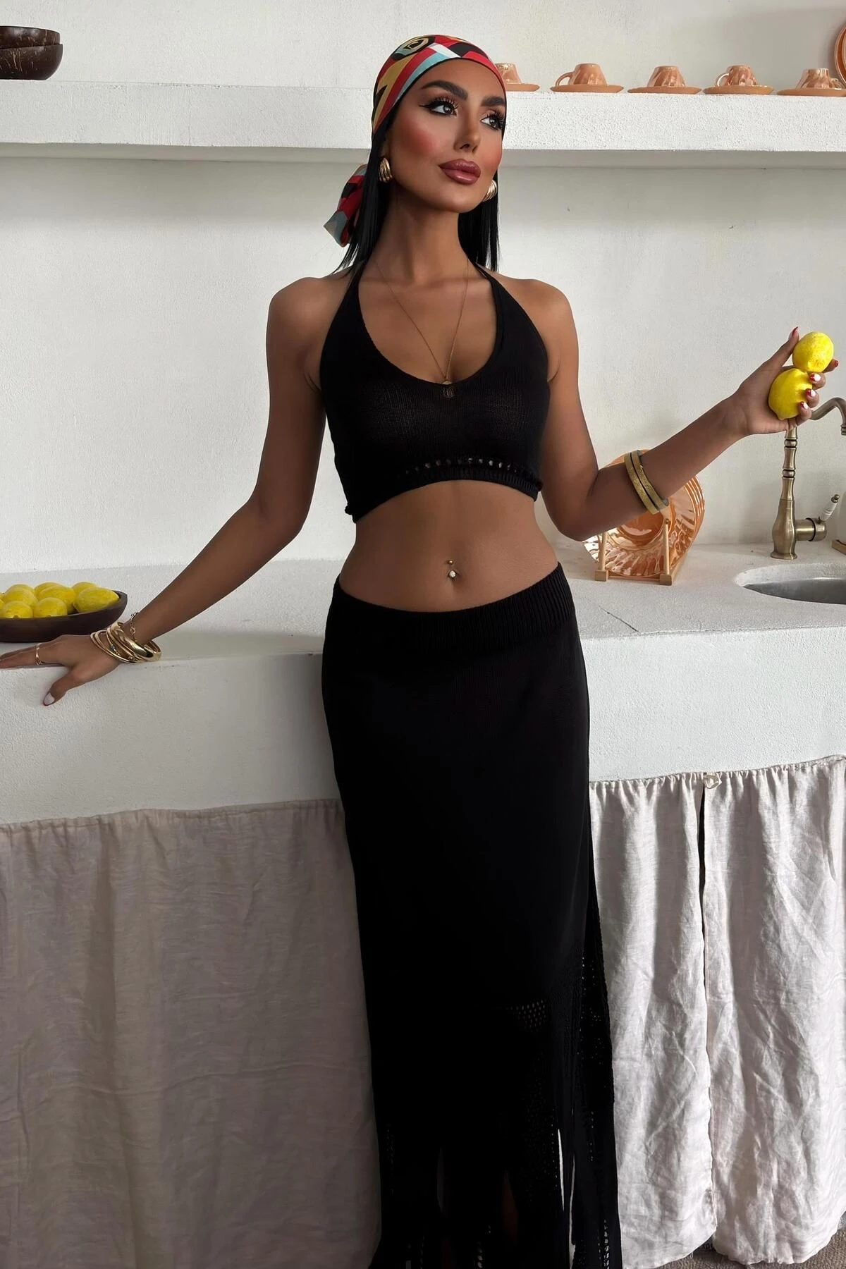 Kadın Siyah Akrilik Boyundan Bağlamalı Kolsuz Crop Takım