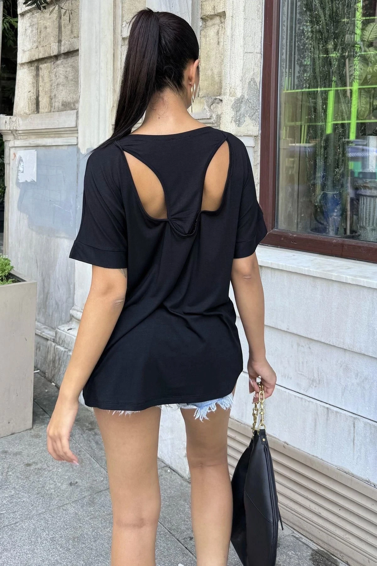 Kadın Siyah Geniş Yaka, Kısa Kollu, Sırtı Dekolteli, Dökümlü Kumaş, Salaş Bluz