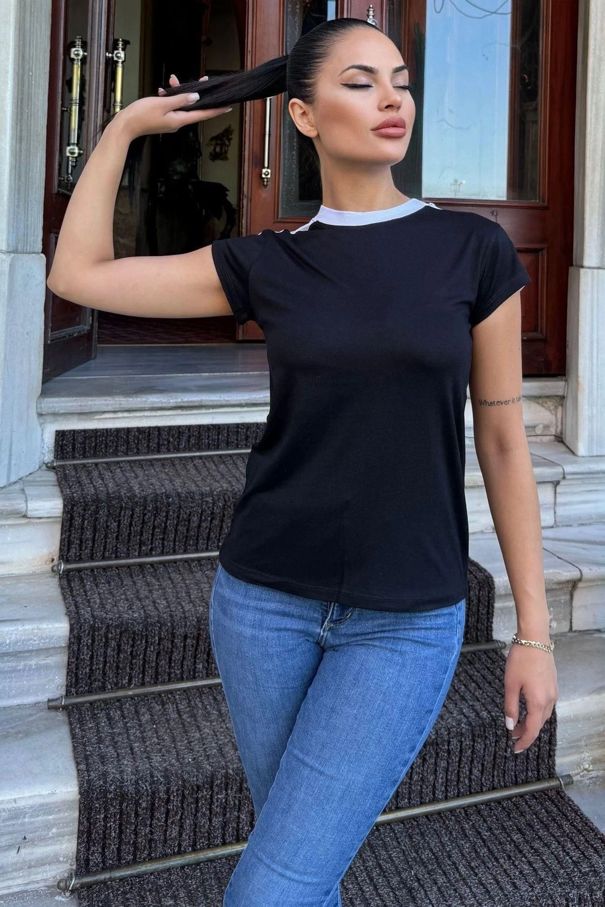 Kadın Siyah Omuz Ve Yaka Detaylı, Renk Bloklu Garnili Kısa Kol T-Shirt Bluz