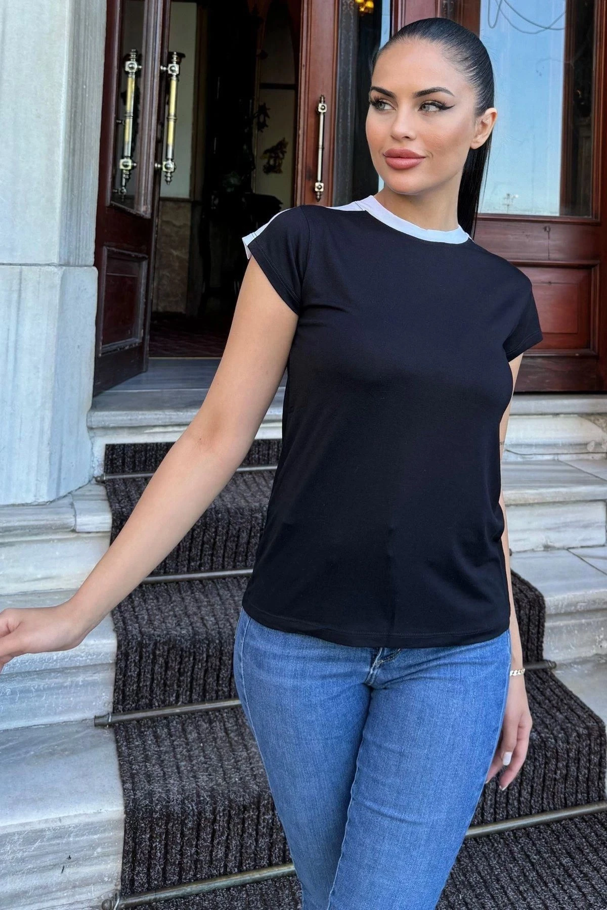 Kadın Siyah Omuz Ve Yaka Detaylı, Renk Bloklu Garnili Kısa Kol T-Shirt Bluz