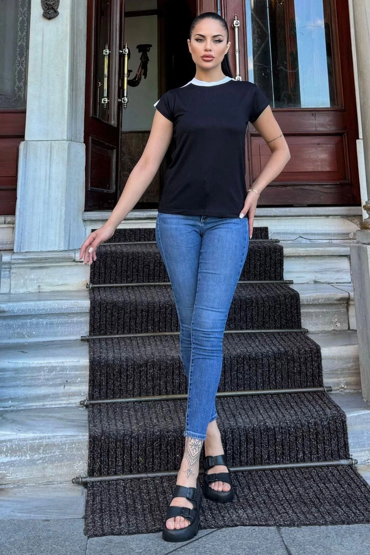 Kadın Siyah Omuz Ve Yaka Detaylı, Renk Bloklu Garnili Kısa Kol T-Shirt Bluz