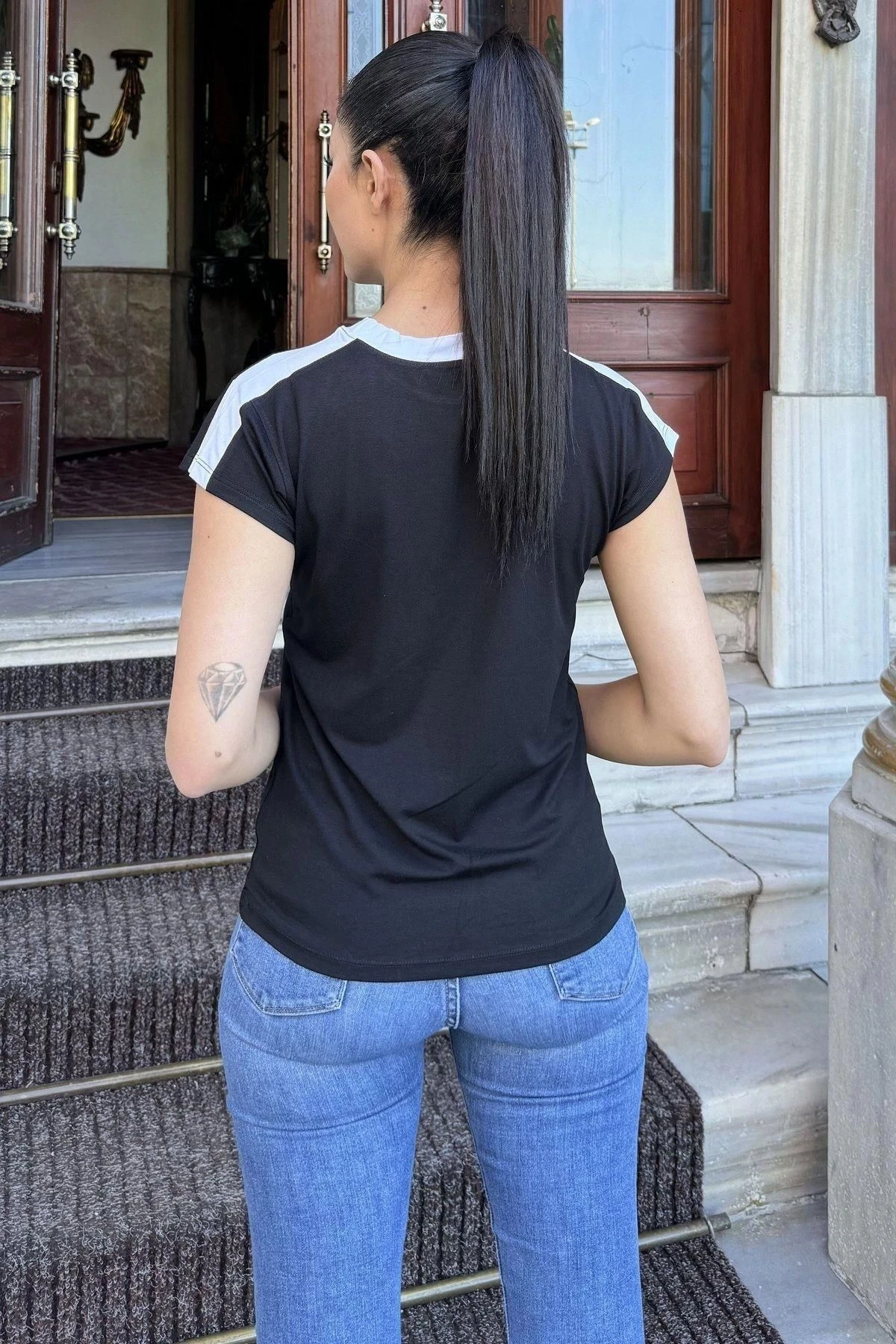 Kadın Siyah Omuz Ve Yaka Detaylı, Renk Bloklu Garnili Kısa Kol T-Shirt Bluz