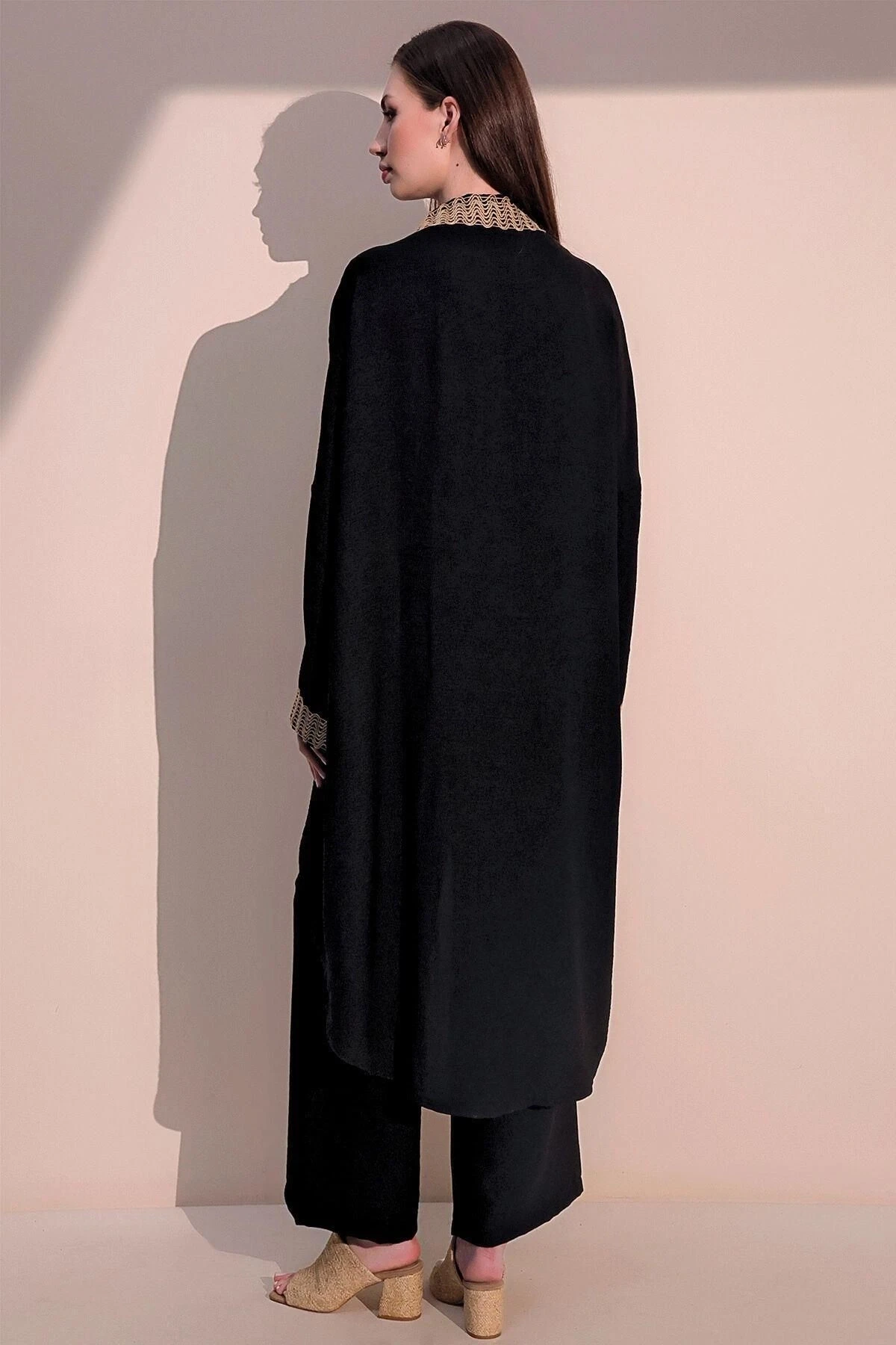 Kadın Siyah Şık Hasır Detaylı Kuşaklı Salaş Kimono - Tesettüre Uygun