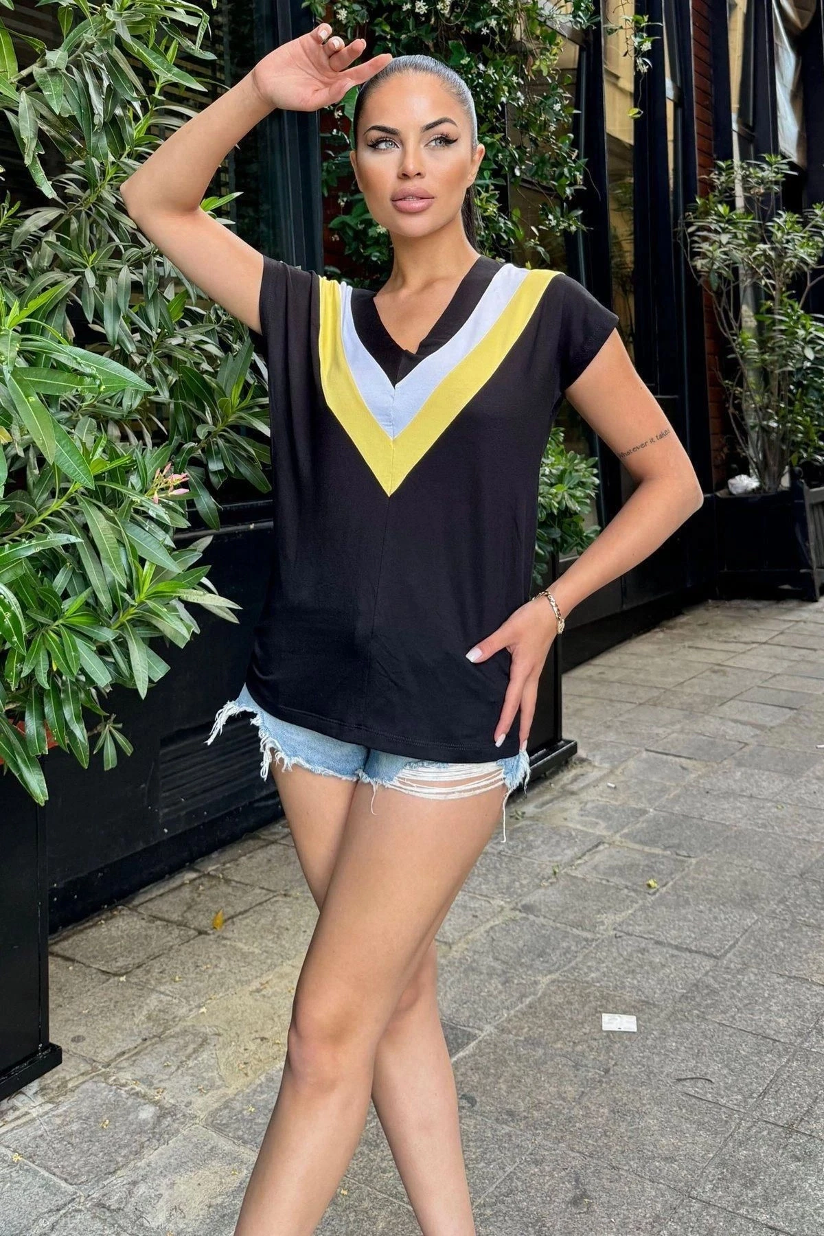 Kadın Siyah V Yaka, Kısa Kol, Color Block Detaylı, Terletmez Dokulu Kumaş, Salaş Bluz, Tshirt