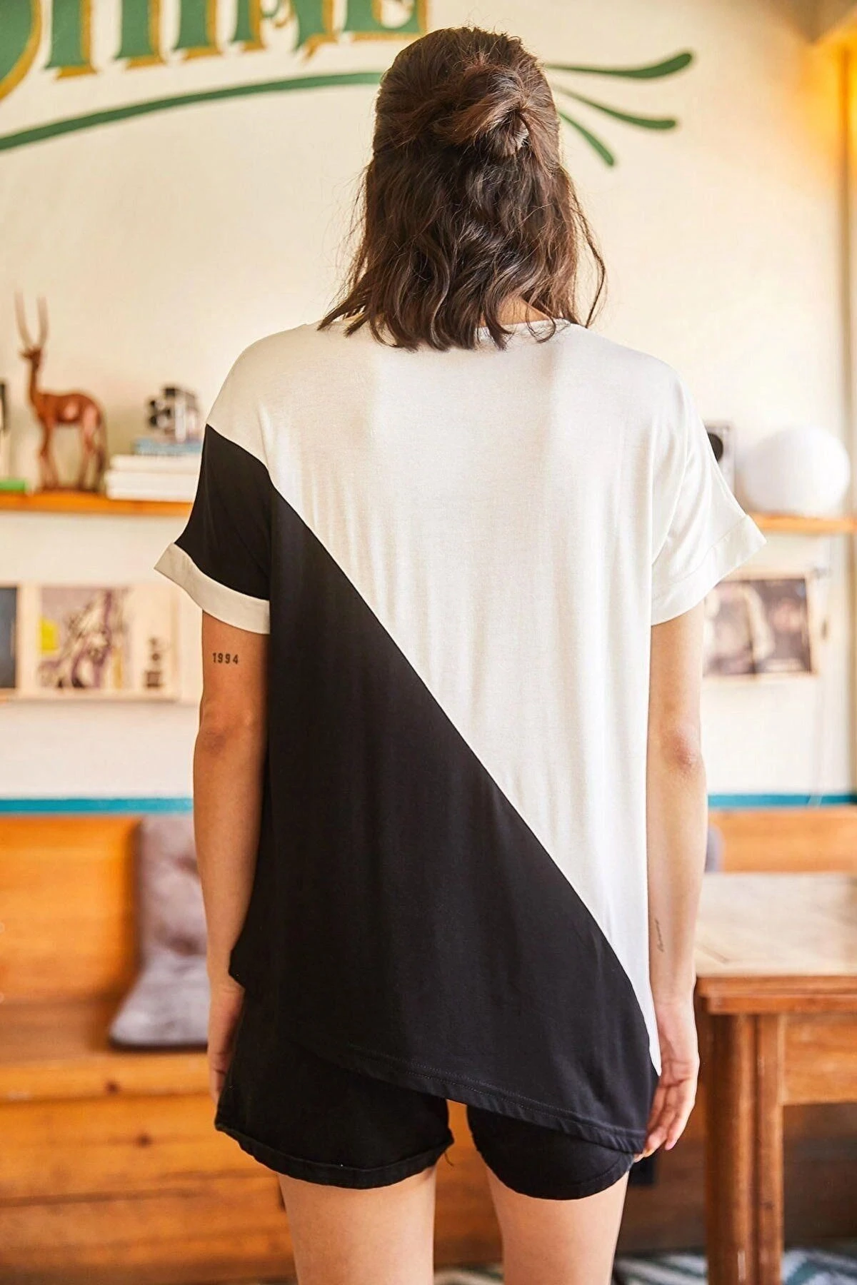 Kadın Siyah Yuvarlak Yaka, Kısa Kol, Çift Renkli, Kaliteli Kumaş Rahat Kesim, Standart Boy Bluz.