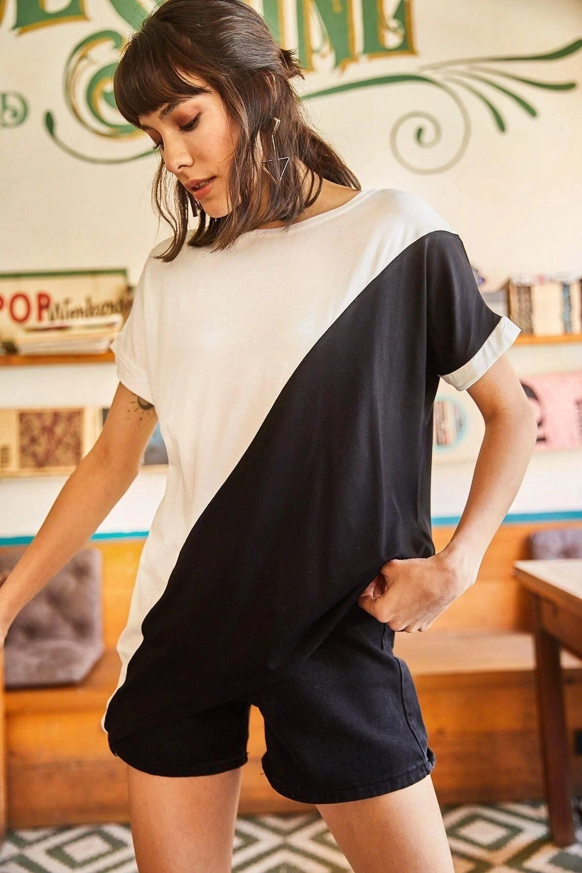 Kadın Siyah Yuvarlak Yaka, Kısa Kol, Çift Renkli, Kaliteli Kumaş Rahat Kesim, Standart Boy Bluz.