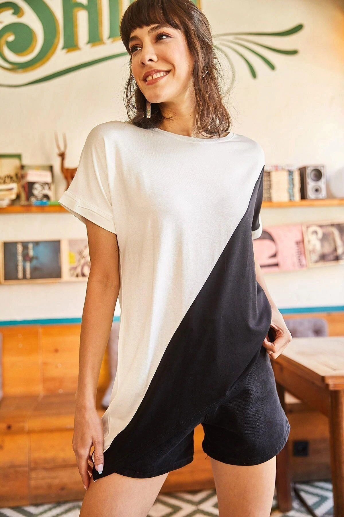 Kadın Siyah Yuvarlak Yaka, Kısa Kol, Çift Renkli, Kaliteli Kumaş Rahat Kesim, Standart Boy Bluz.